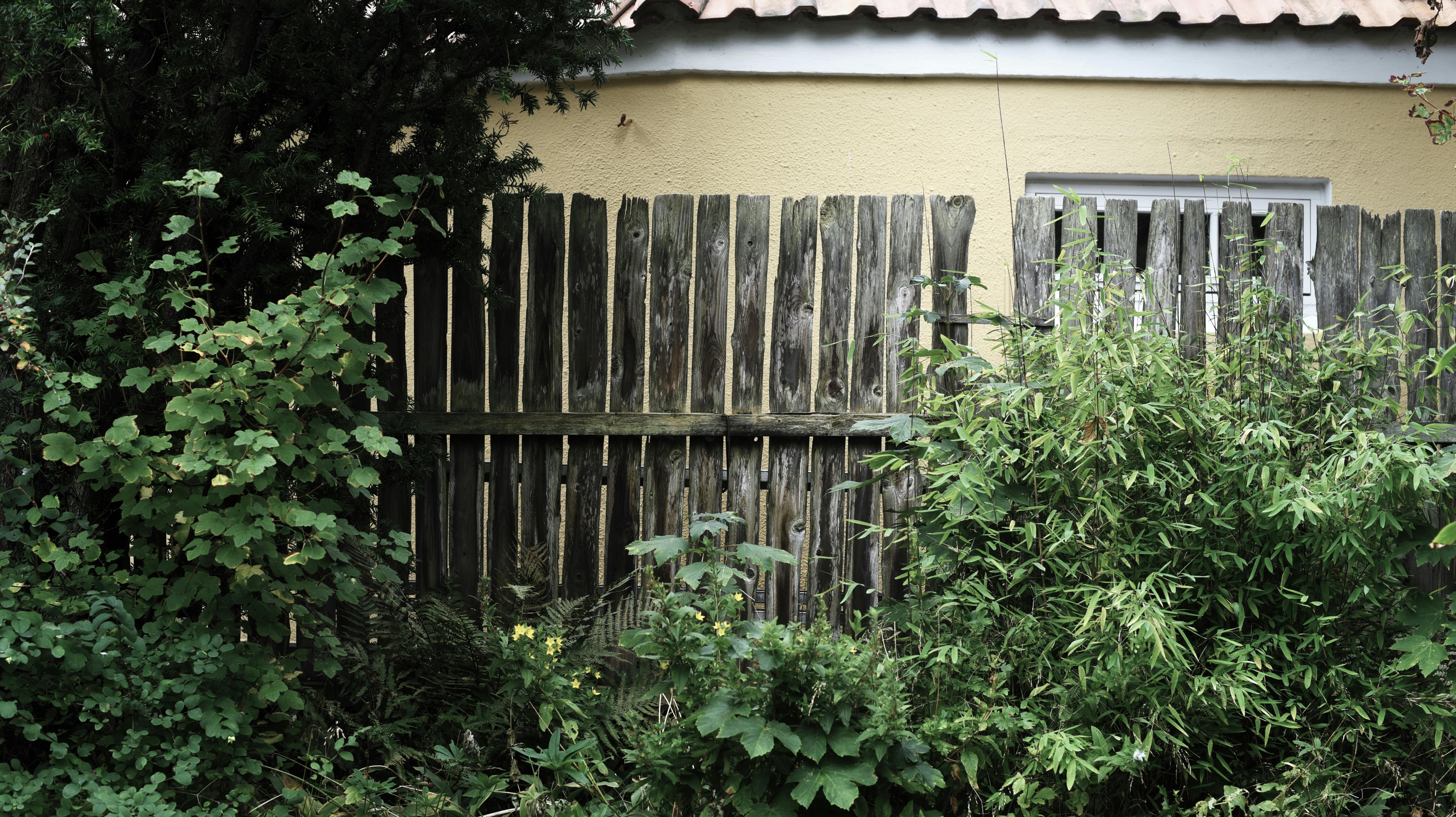 Mathias Lind bor med sin familie i den lille landsby Kastbjerg nord for Randers. Her er ikke meget andet end fred, ro og grønne marker så langt øje rækker. Men noget spolerer idyllen.