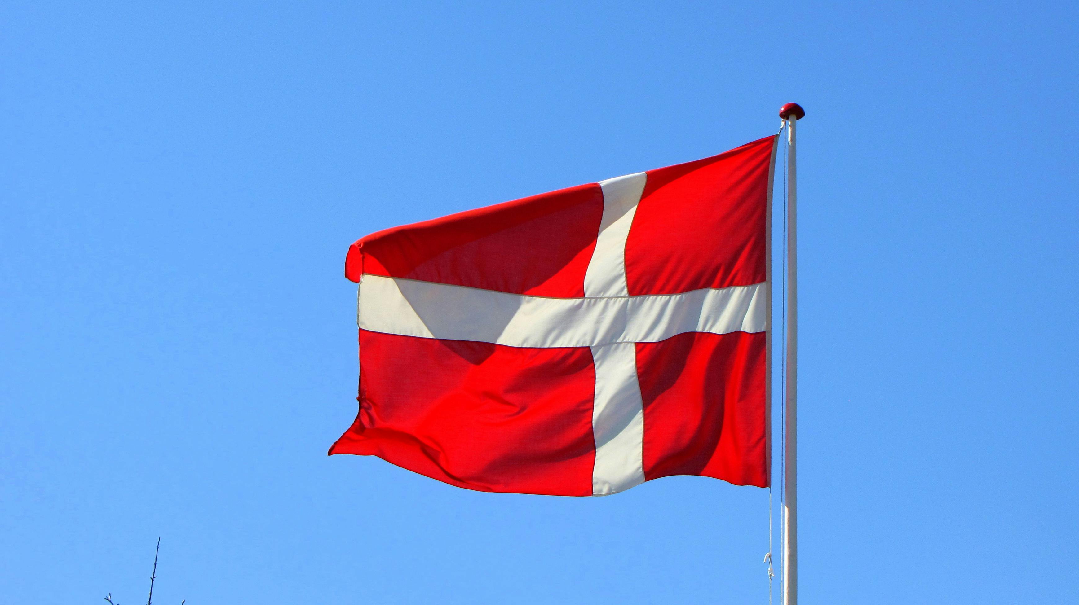 Der flages færre gange på hel end halv for tiden i Danmark, der mister flere personer, end der kommer til. Kvinder i Danmark føder nu kun 1,55 barn i snit, hvilket er det laveste niveau i 35 år.