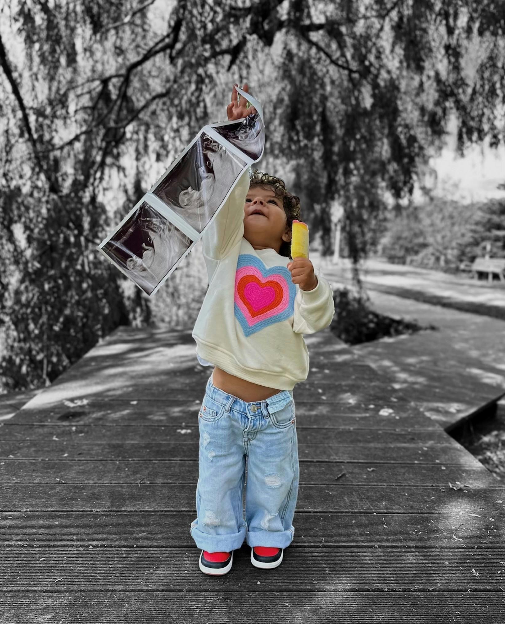 Ninos' datter Elia fremviser stolt scanningsbilleder, der bekræfter, at hun snart bliver storesøster.