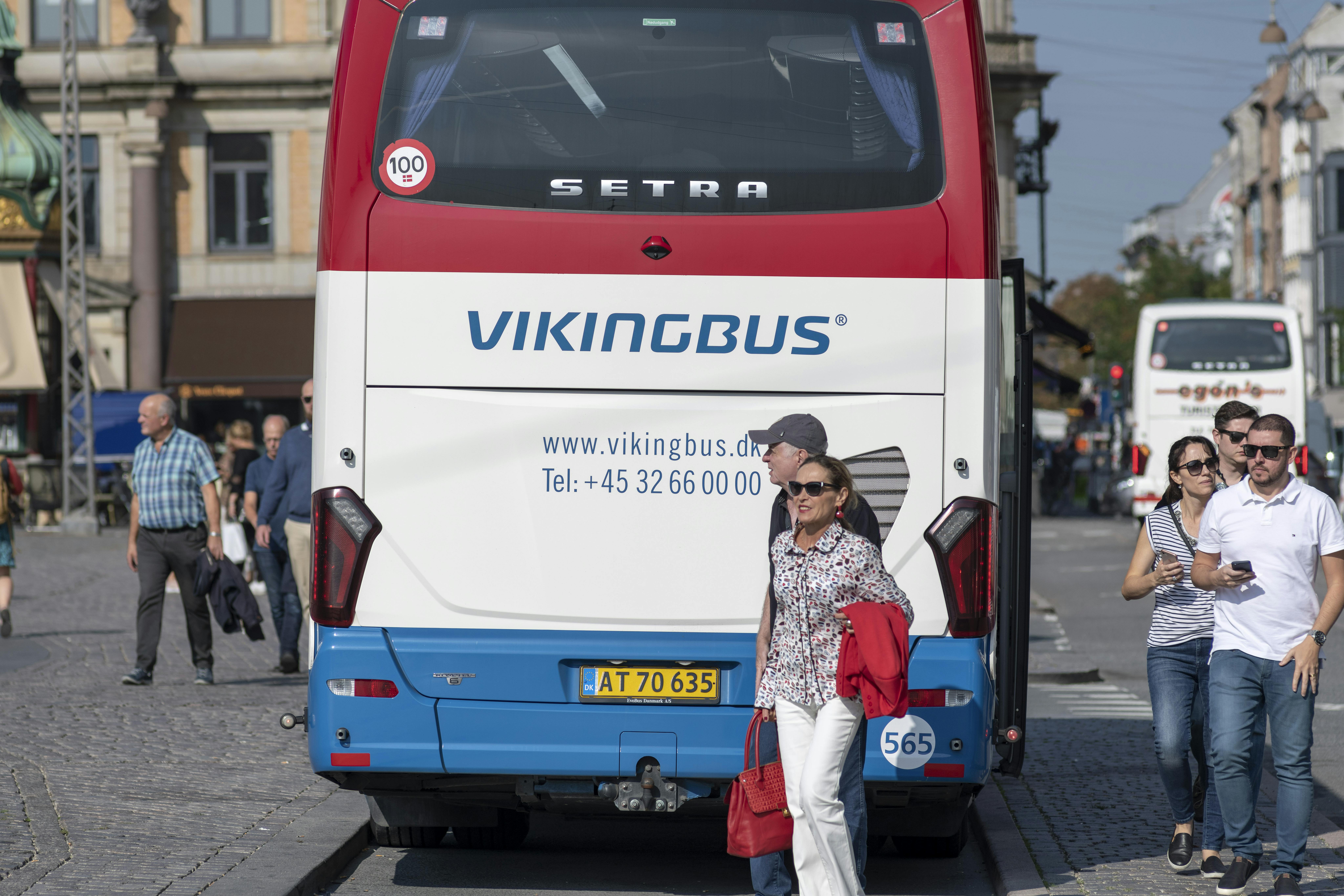 Turister stiger af turistbus fra Vikingbus ved Kongens Nytorv
