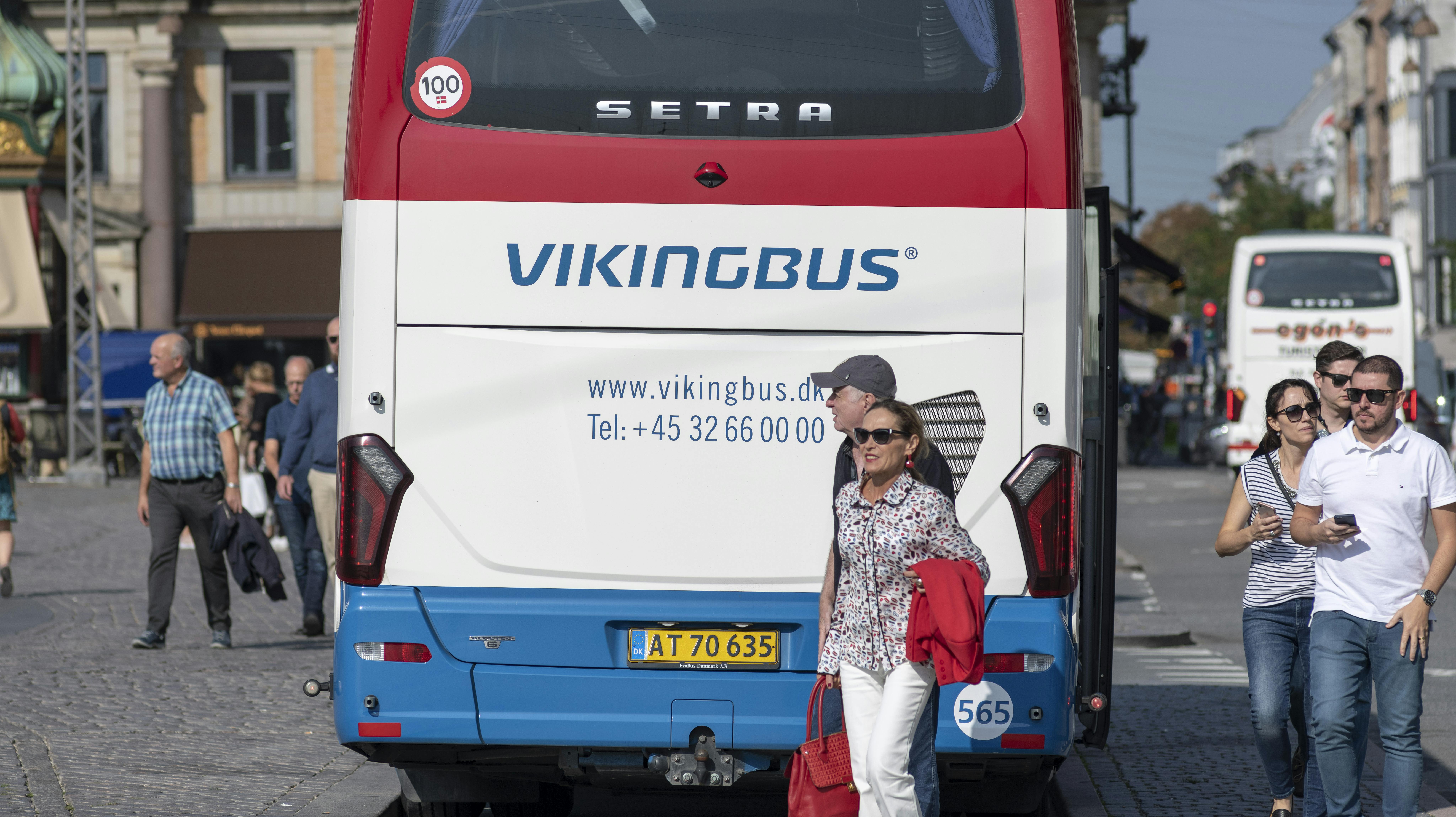 Turister stiger af turistbus fra Vikingbus ved Kongens Nytorv