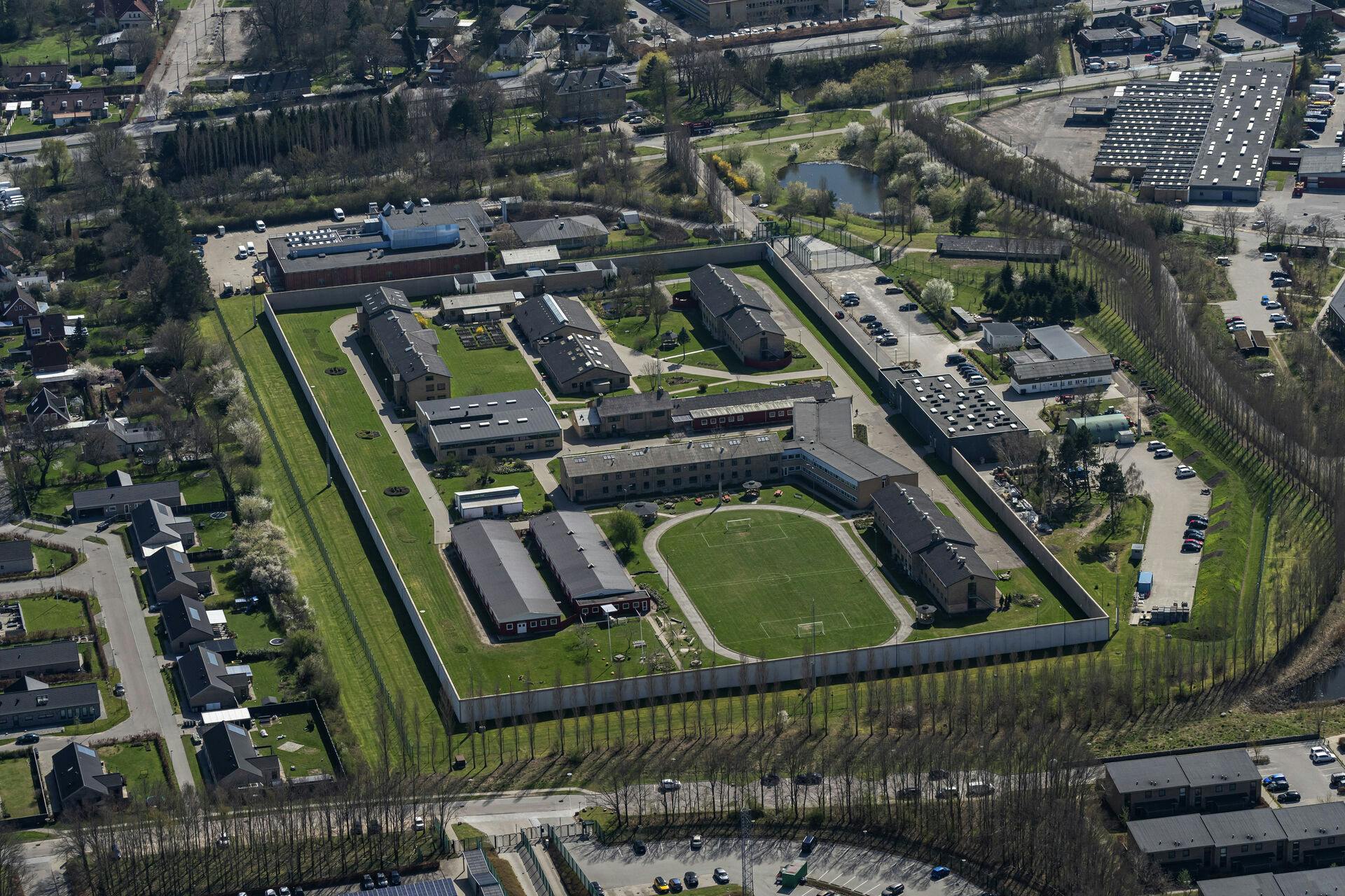 Statsfængslet Herstedvester Fængsel set fra luften den 21. april 2023. Fængslet ligger tæt op af parcelhuse og lejligheder samt Københavne Vestegns politi.