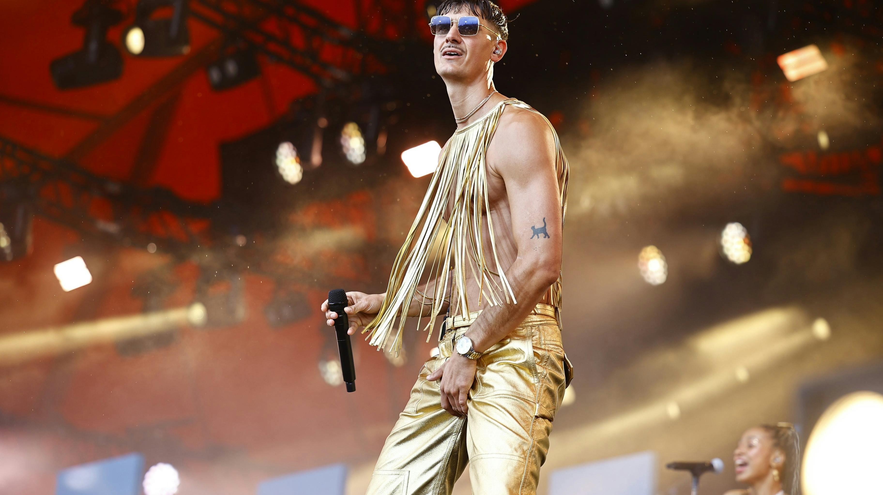 I starten af juli fyrede Tobias Rahim op for Roskilde Festival – fredag vender han tilbage til Dyrskuepladsen for at synge for Novo Nordisks ansatte.