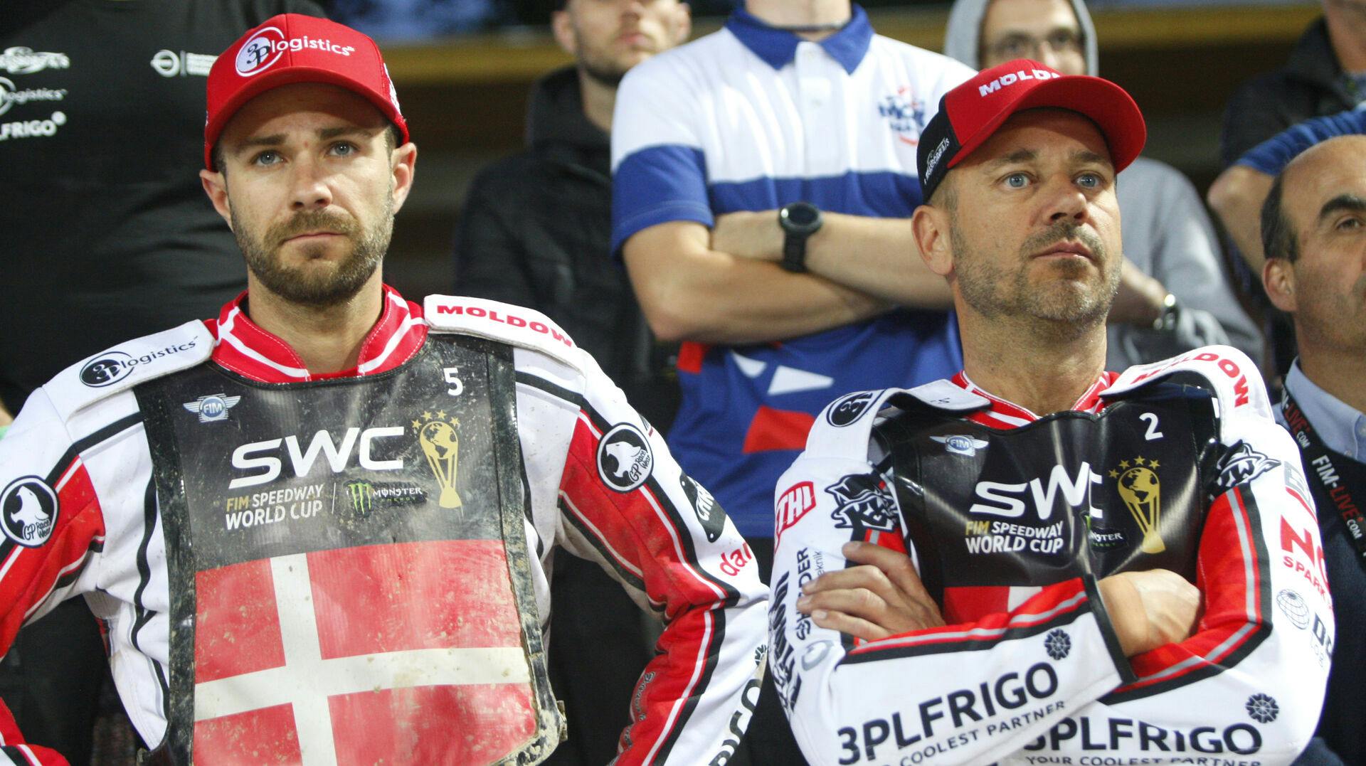 Rasmus Jensen (tv) og landstræner Nicki Pedersen. FIM Speedway World Cup 2023 i juli 2023.