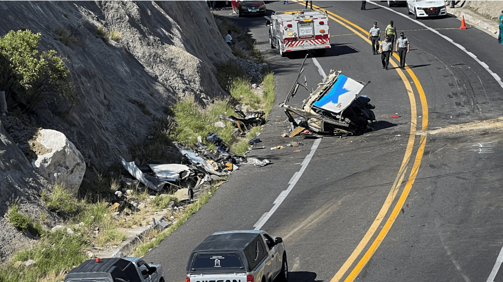Ulykken skete, da en bus med 52 passagerer om bord kørte sammen med en trailer.