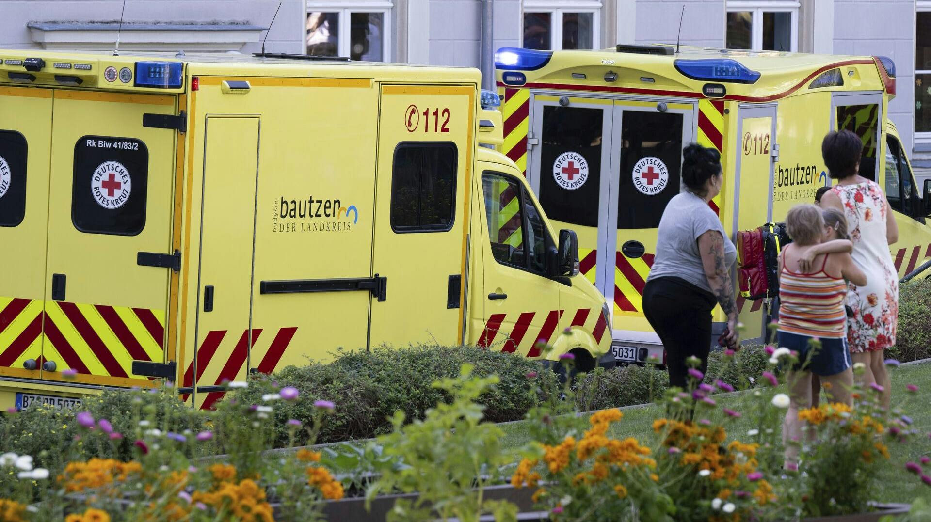 En otteårig dreng blev onsdag stukket i hovedet og halsen af en ældre elev i Bischofswerda i Tyskland.