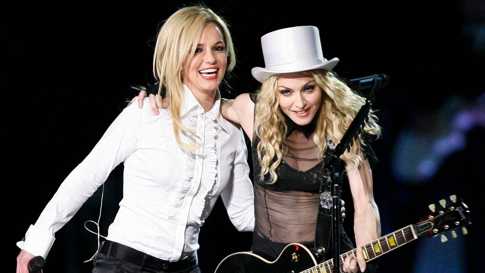 Britney Spears og Madonna har optrådt sammen flere gange. Her på scenen på Dodgers Stadium i Los Angeles i forbindelse med Madonnas "Sticky and Sweet"-turné i 2008.