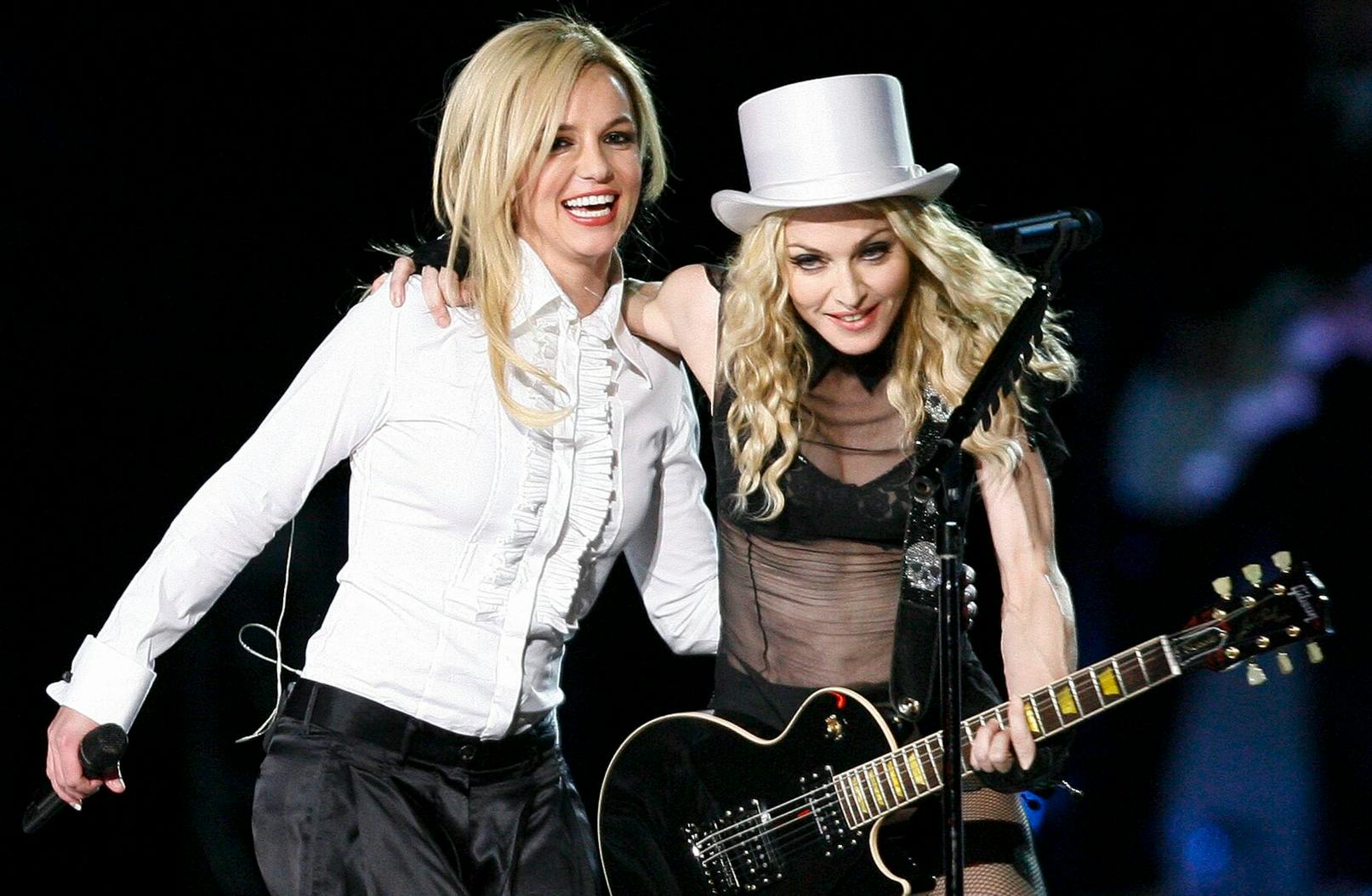 Britney Spears og Madonna har optrådt sammen flere gange. Her på scenen på Dodgers Stadium i Los Angeles i forbindelse med Madonnas "Sticky and Sweet"-turné i 2008.