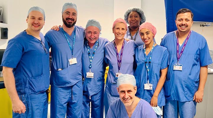 Smilene er forståeligt nok store hos holdet af kirurger efter en vellykket operation – der er den første af sin slags i Storbritannien. 