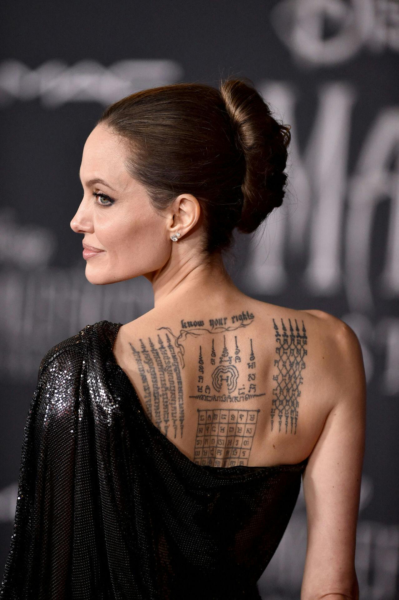 Mange af Angelina Jolies tatoveringer har en særlig betydning, så mon ikke også den nye fingertatovering besidder et hemmeligt budskab? 