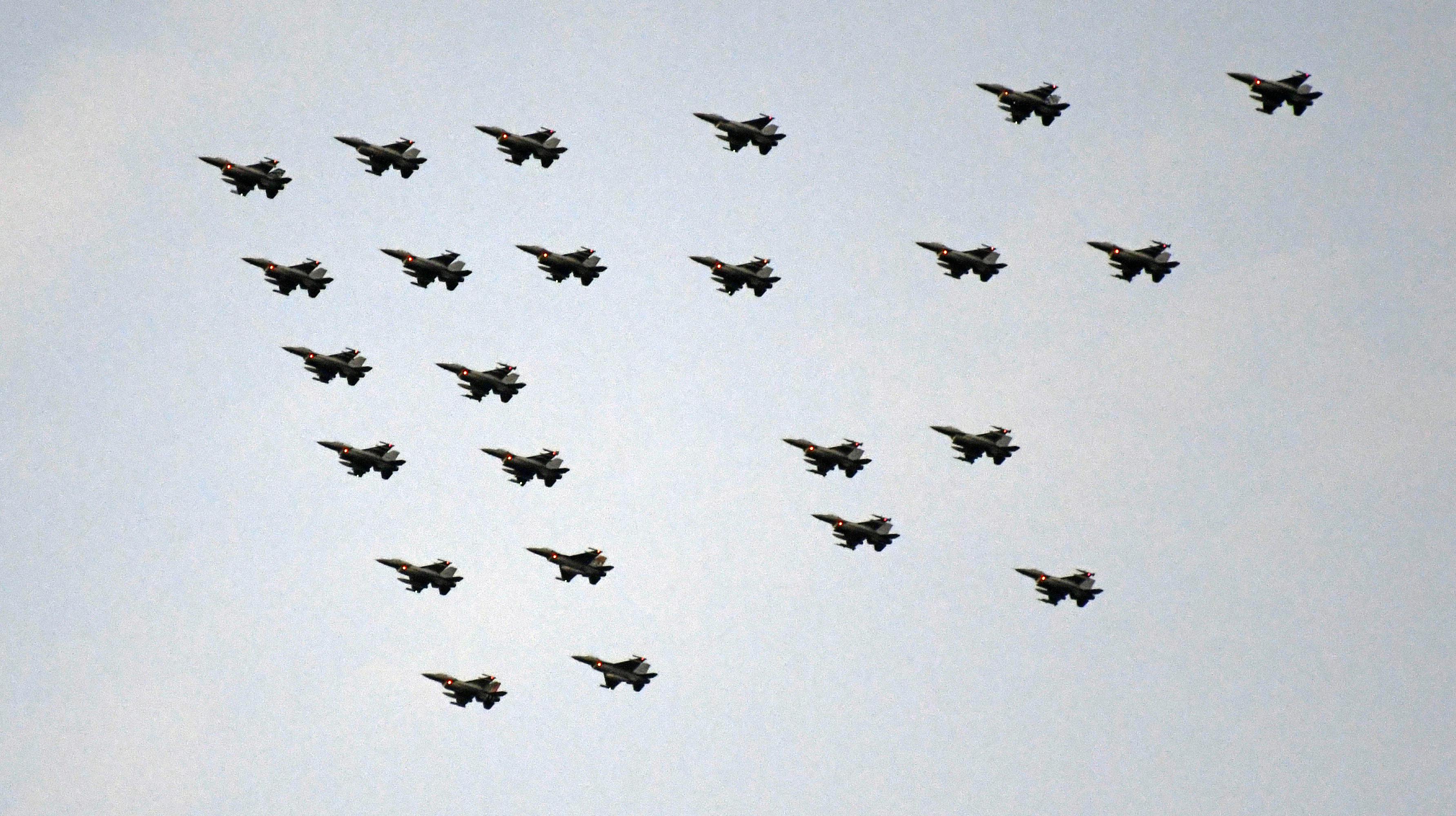 Tromsø 20201211. Denne uken er det, tradisjonen tro, planlagt formasjonsflyging med F-16 og F-35 over flere deler av landet. Her er 24 stk F-16 i stjerneformasjon over Tromsø i dag kl 12. Foto: Rune Stoltz Bertinussen / NTB