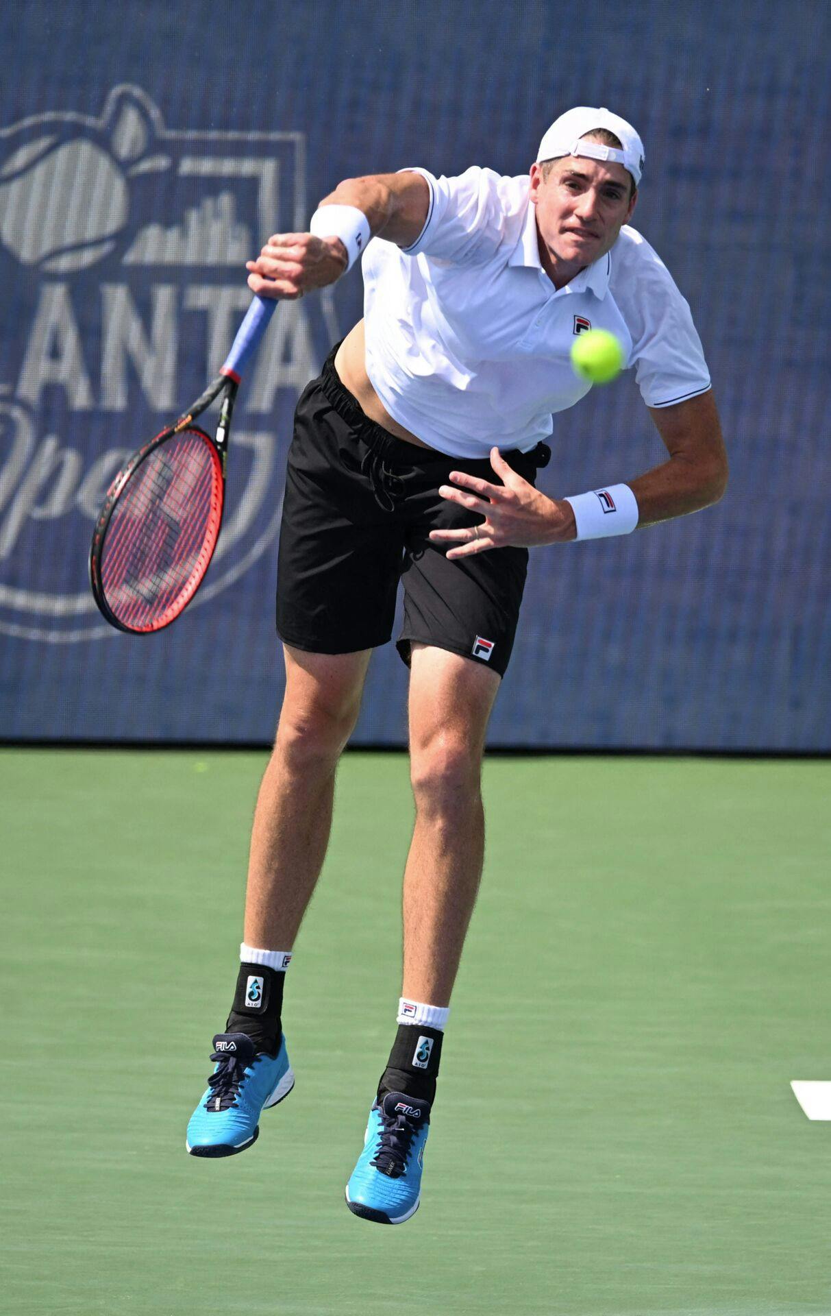 Han måler hele to meter og otte centimeter. John Isner har raget godt op i tennislandskabet de sidste mange år.