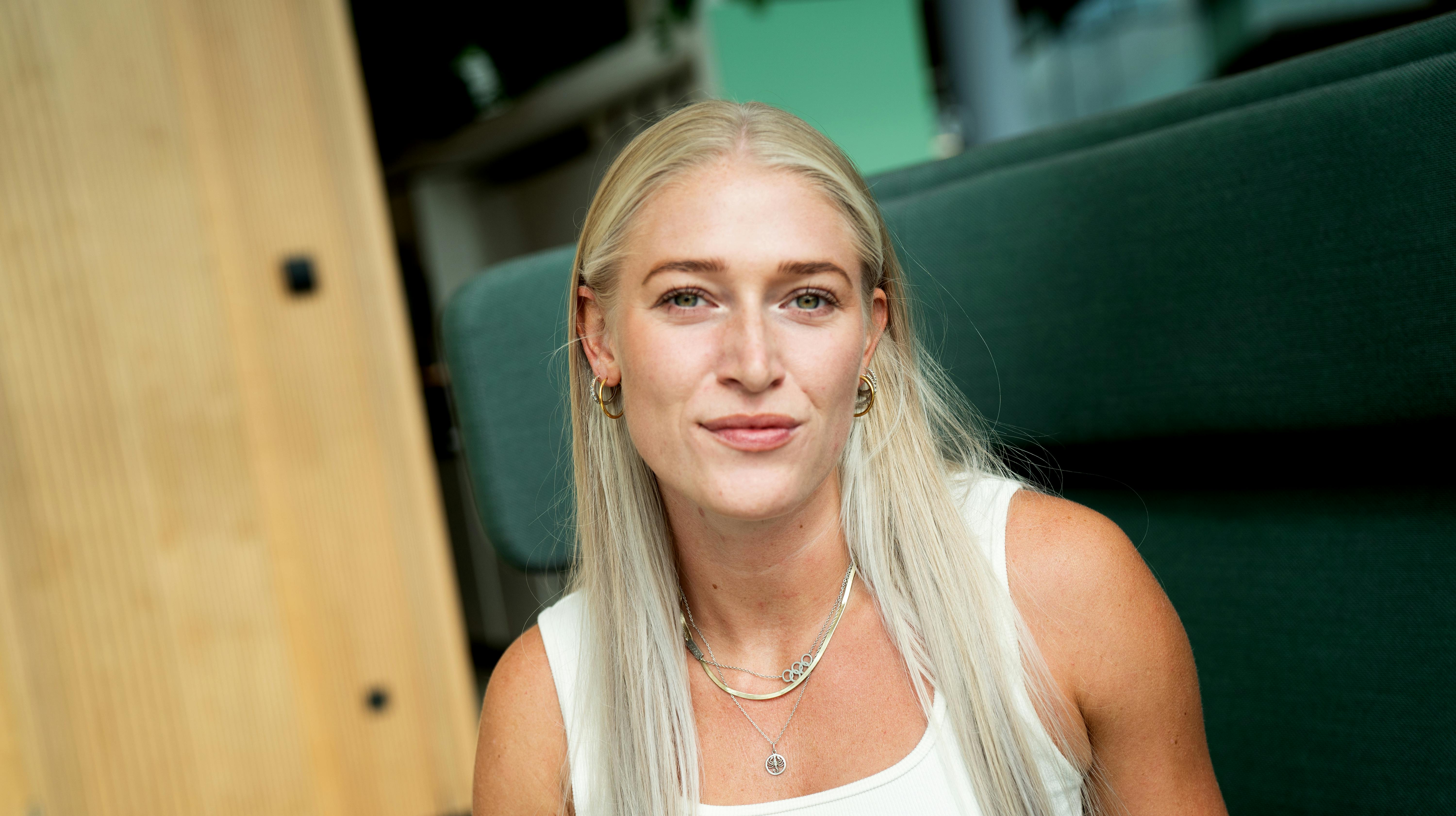 Hej Foto Vi har Ida Karstoft med i "Af Banen" på tirsdag kl. 10.30 på Havneholmen. Vi vil gerne have taget et par billeder af hende, som vi kan bruge til artikler. Ganske kort og hurtigt. Kh Oliver, 61695949