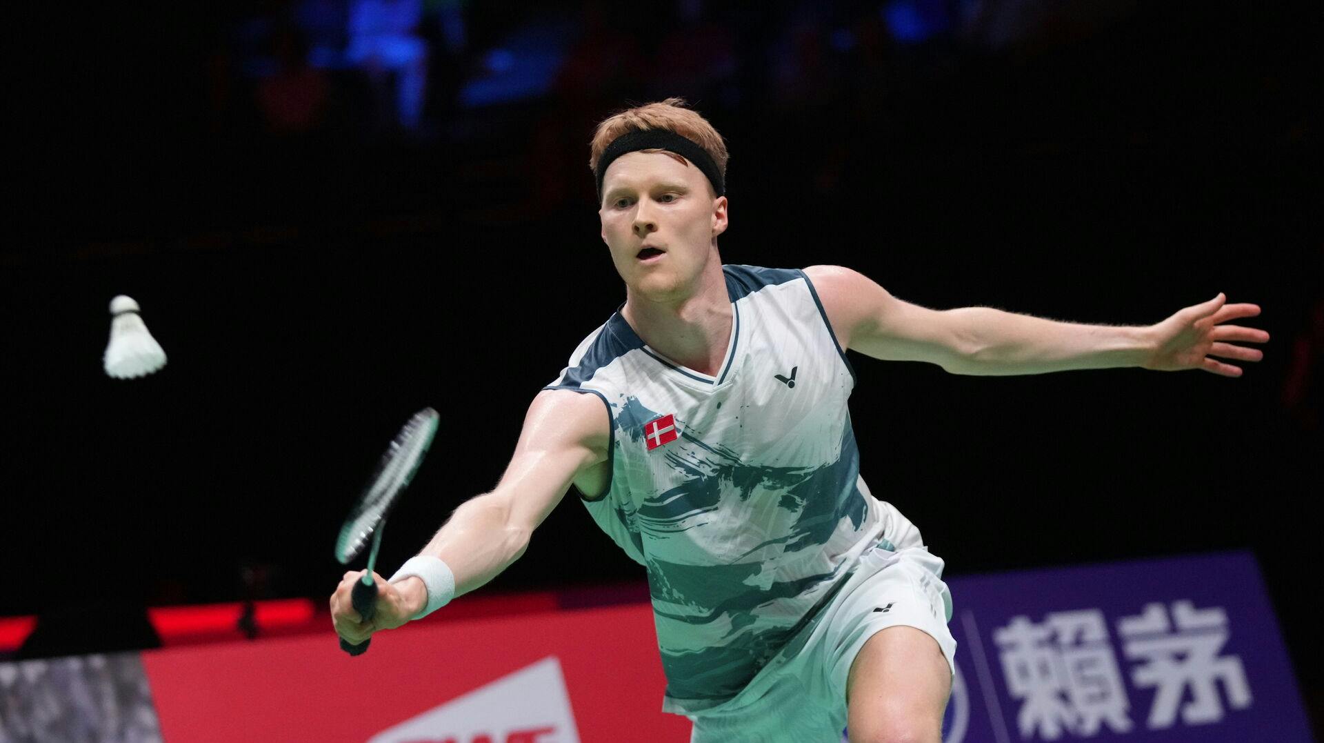 Anders Antonsen gjorde sin landsmand Viktor Axelsen kunsten efter og spillede sig i kvartfinalen ved VM i to sæt.