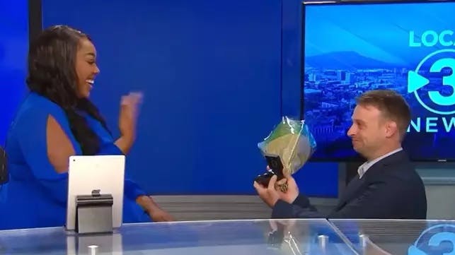 Her opdager nyhedsværten, at hun lige har friet til sig selv.