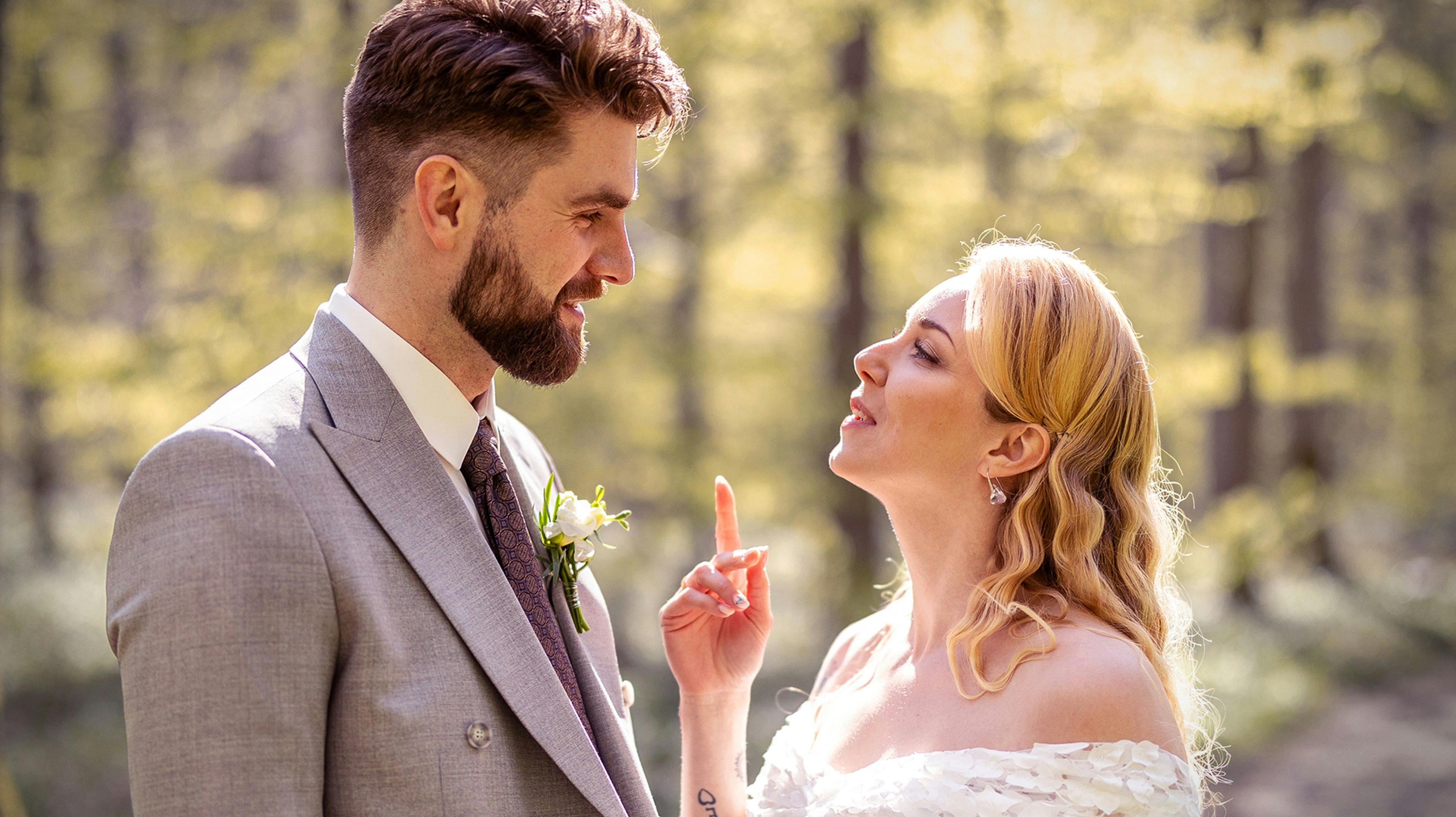 - Der var meget berøring. Rigtig meget berøring. Men det var dejligt, for jeg kan godt lide berøring, fortæller Sara Eckhardt om sit første møde med Rasmus, som samtidig var parrets bryllupsdag.