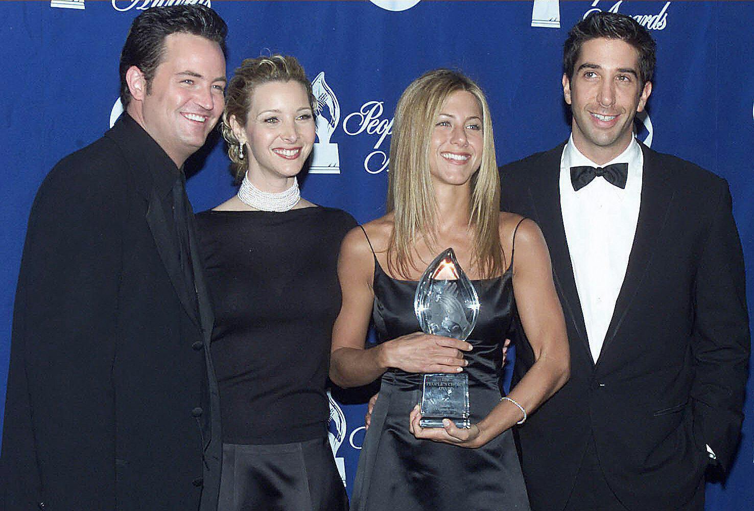 The cast of the television comedy "Friends" (From L-R:) Matthew Perry, Lisa Kudrow, Jennifer Aniston, pose with their award at the 26th People's Choice Awards in Pasadena, CA 09 January 2000. The show won the Favorite Television Comedy Series Award.