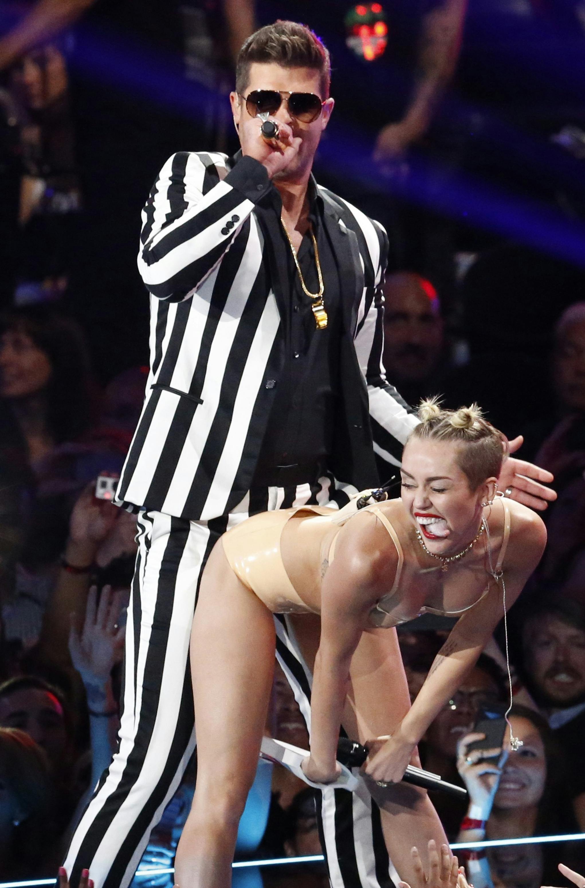 Miley Cyrus and Robin Thicke perform "Blurred Lines" during the 2013 MTV Video Music Awards in New York August 25, 2013. REUTERS/Lucas Jackson (UNITED STATES - Tags: ENTERTAINMENT) (MTV-SHOW)