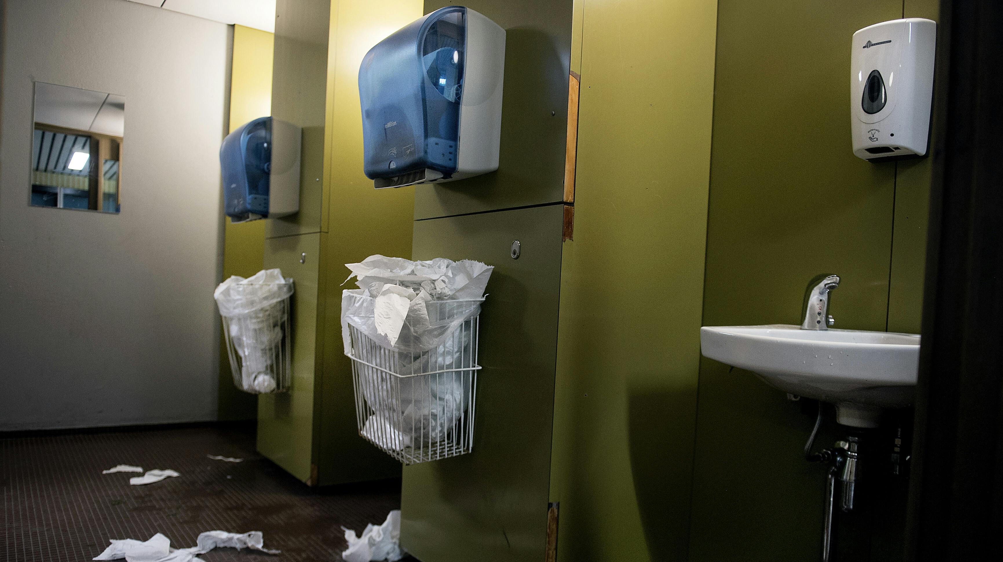 Det er ikke dette toilet, som pigen ifølge hendes egen forklaring blev låst inde på.