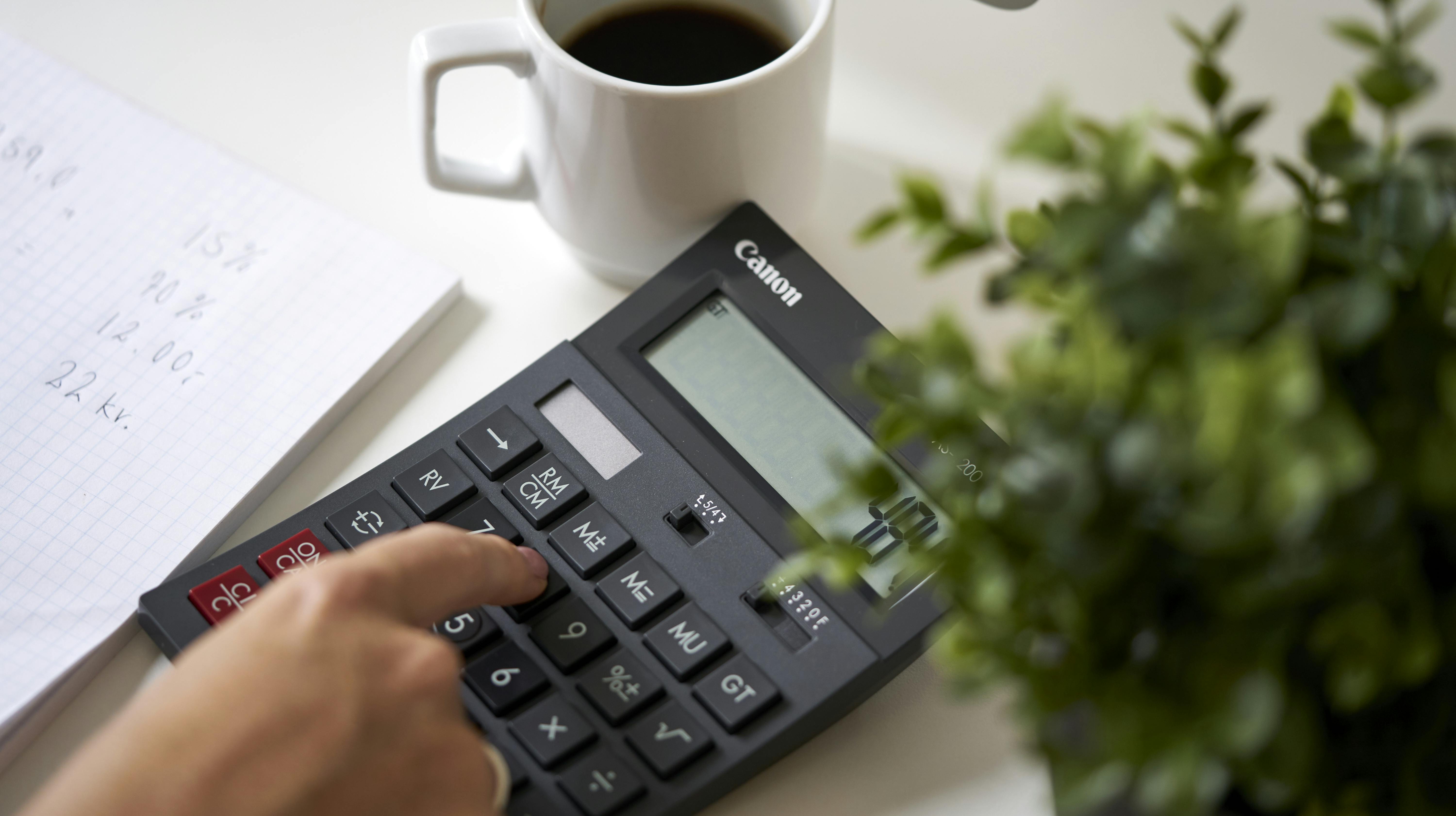 Der bliver kigget i budgetterne for at se, hvor der kan spares – og her kan fri kaffe, te og kakao altså stå for skud.