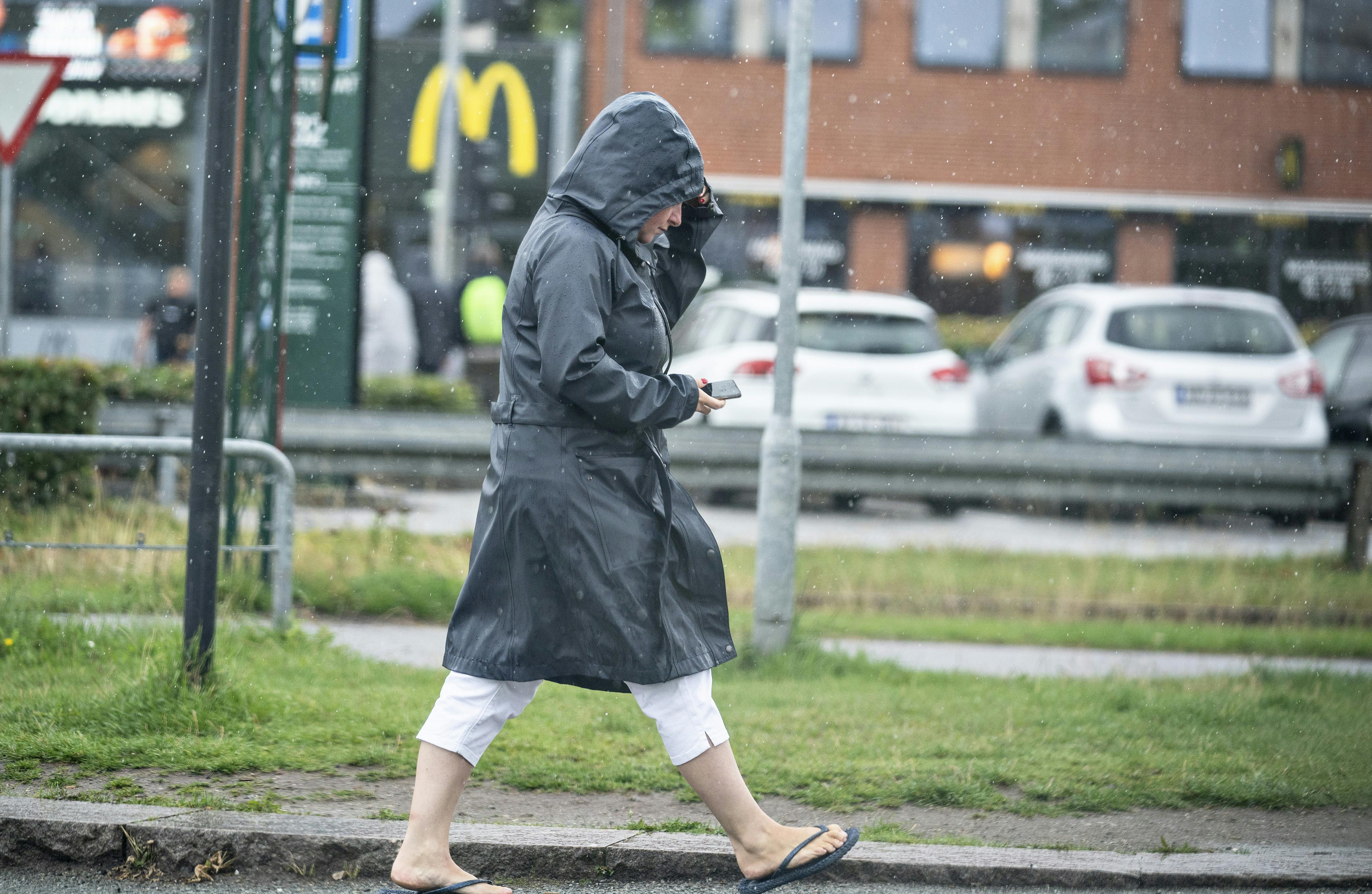 Regnjakke og klipklapper har nok været sommeruniformen for mange danskere denne sommer. 