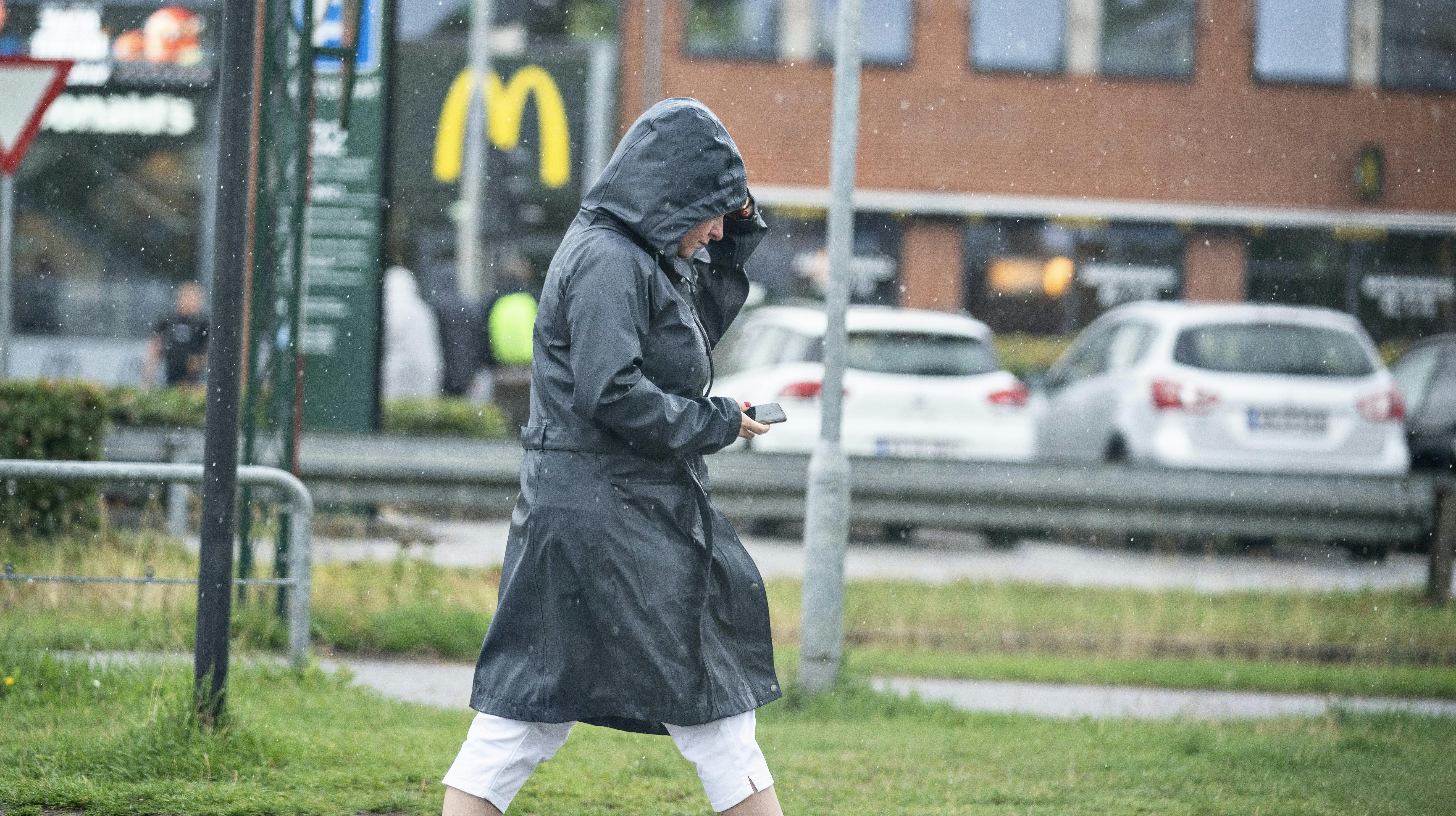 Regnjakke og klipklapper har nok været sommeruniformen for mange danskere denne sommer.