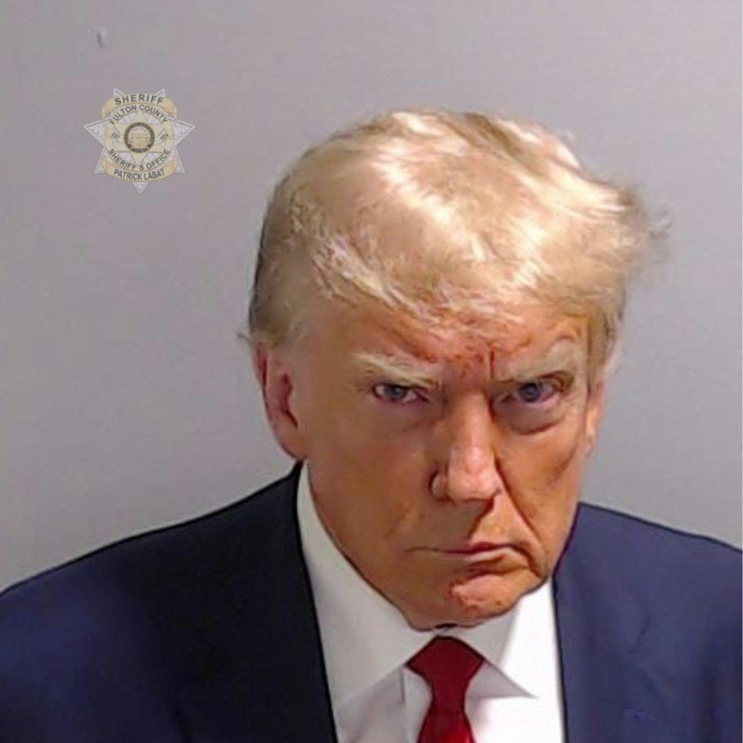 Donald Trump har delt sit mugshot på Twitter (X).