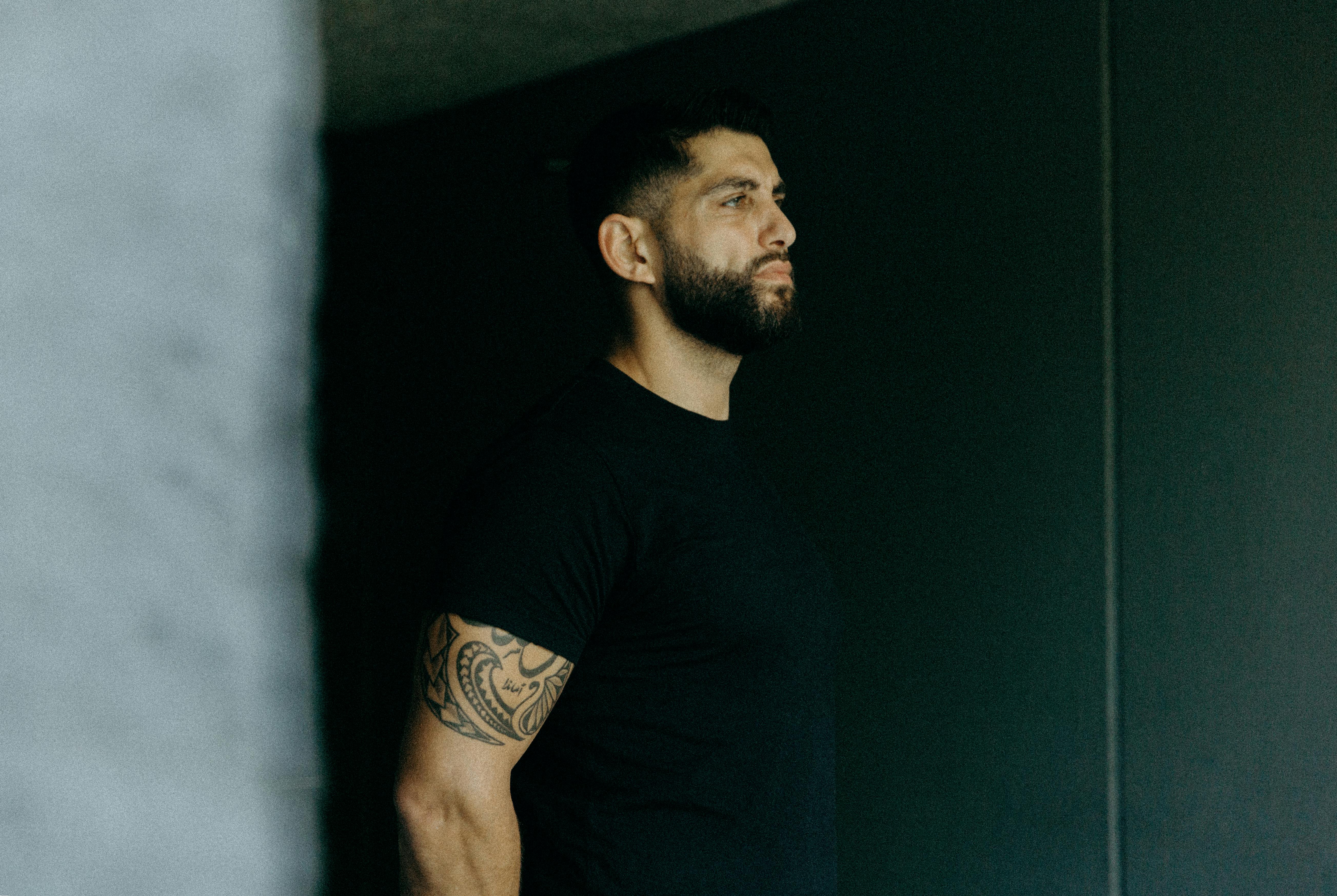  Efter skilsmissen var Abud Mustafa endt hos sin mor, og hans far havde stiftet ny familie og var blevet mere fjern i Abud Mustafas liv. Fortællingen i hans familie er, at skilsmissen medførte, at myndighederne ville tvangsfjerne Abud Mustafa, hans lillebror og hans søstre fra hans mor, hvilket hans mor undgik ved at flyve dem allesammen til Libanon, hvor hun efterlod børnene hos deres onkel. Den rejse blev afgørende for Abud Mustafas fremtid. Jeg blev tæsket på nogle meget brutale måder - Abud Mustafa