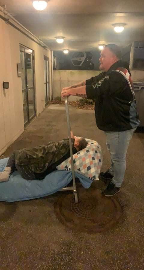 Birgitte kunne ikke besøge sin far på hospitalet under hans sygdomsforløb. En enkelt dag fik hun dog lov til at komme på besøg på hospice, hvor de havde sat en seng op ved siden af hendes far. Steffen skulle derfor transportere Birgitte til hospice.