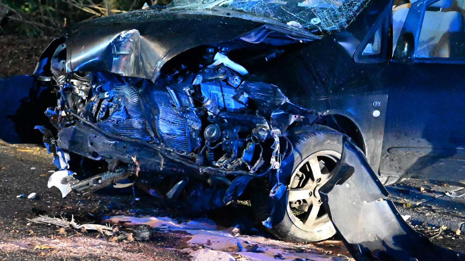 De to passagerer i bilen slap med knubs.