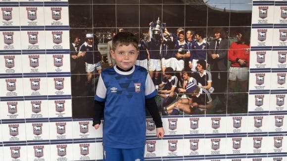 Den store Ipswich-fan, Louie Morgan-Kemp, blev født uden en højre hånd. Men nu har en helt fremmed mand doneret over 100.000 kroner, så Louie kan få sig en højre arm.