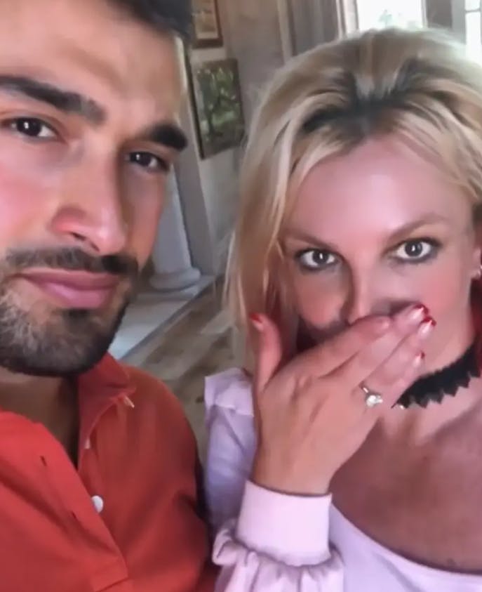 Britney viste stolt sin forlovelsesring frem, da hun blev forlovet med eksfitnesguruen i september 2021.