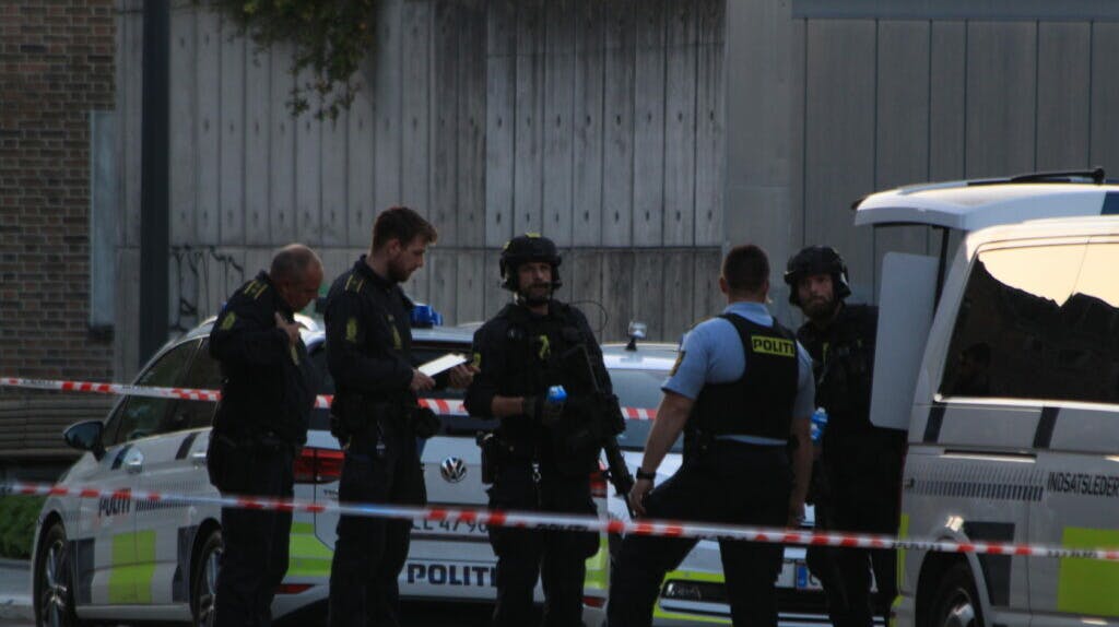 Politiet har anholdt en 19-årig mand efter en skudepisode ved hovedbiblioteket og shoppingcentret Friis i Aalborg fredag aften.