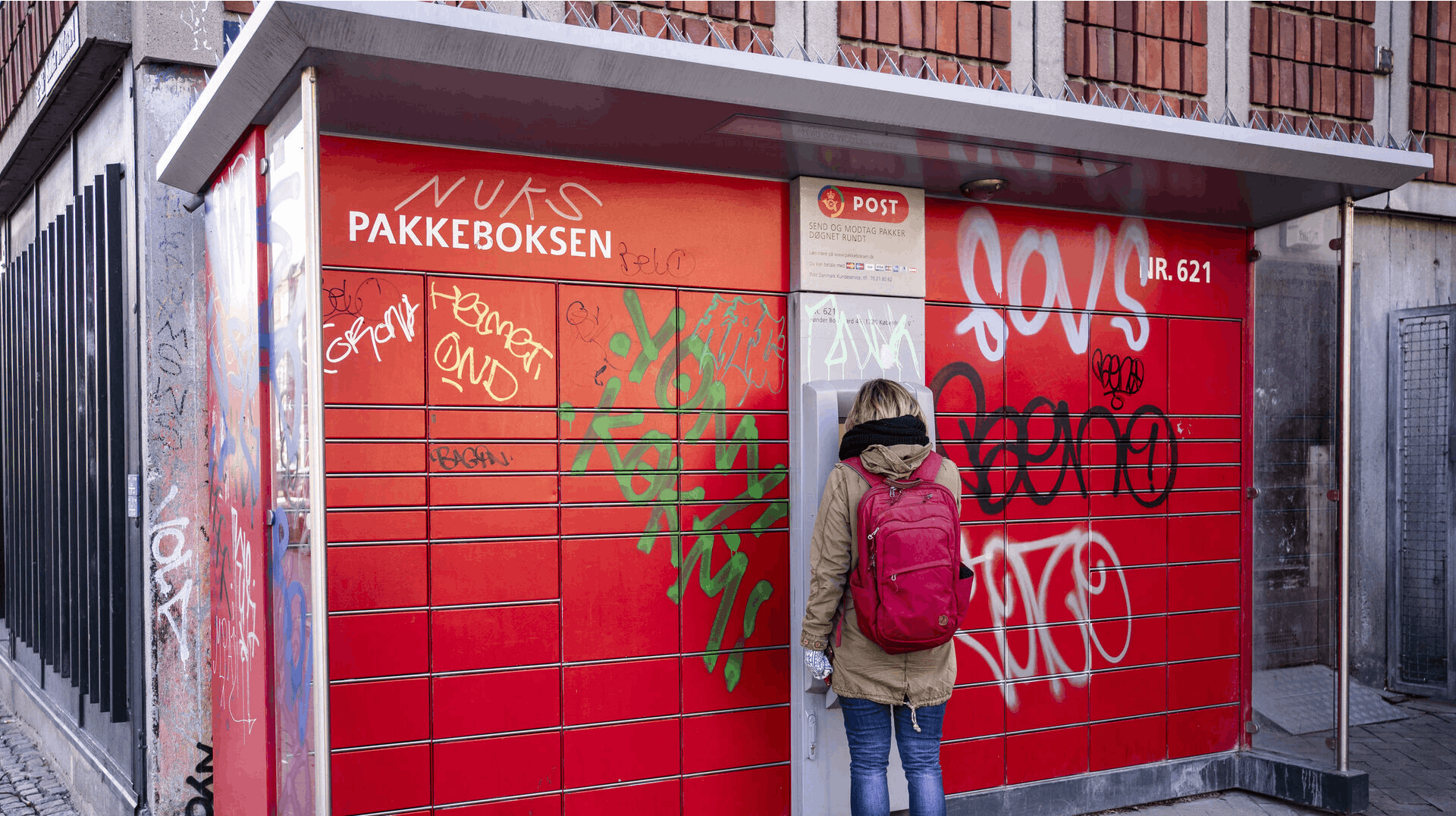 Det er pakker og ikke lillebror, der skal ind i en af boksene her. Men det havde en familie fra Odense åbenbart misforstået i nat.