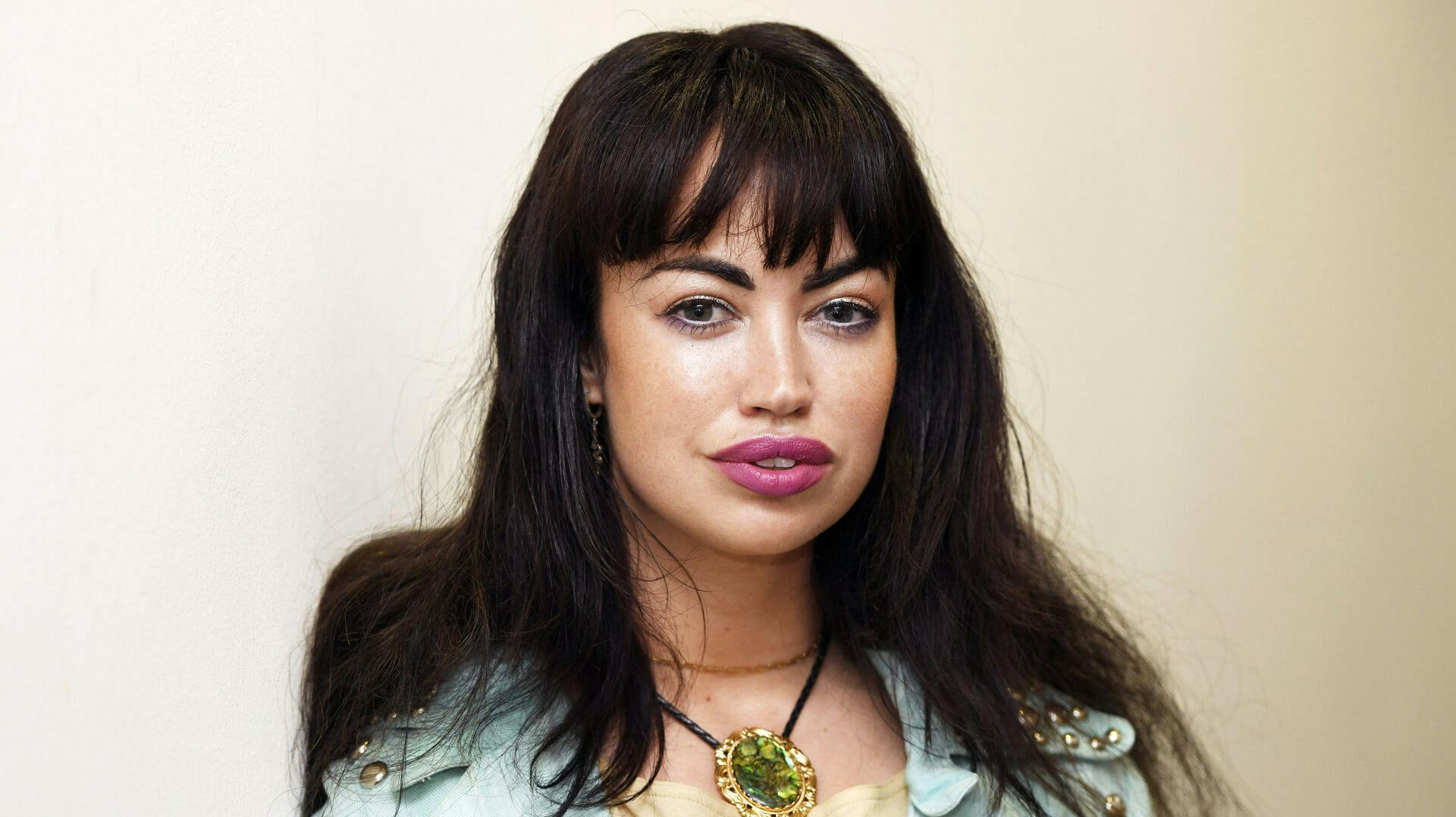 Aura Dione viser guldklumpen frem.