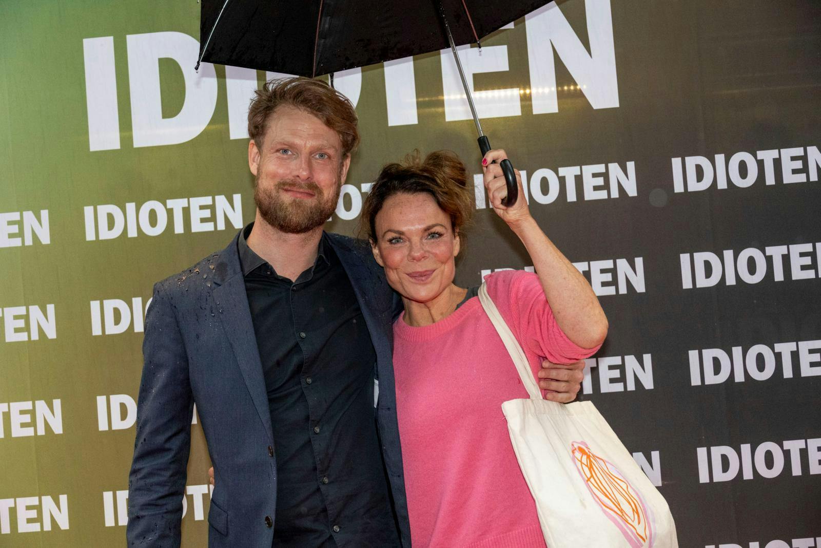 Ditte Okman og kæresten, Bastian, havde husket paraplyen.