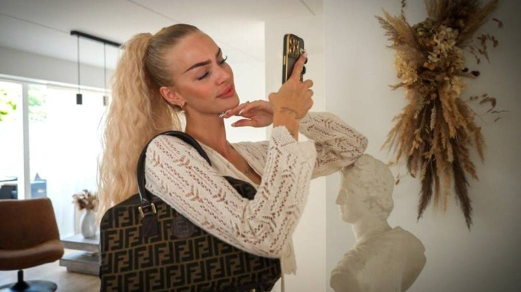 Sabrina er bestemt ikke tilfreds med det billede, som programmet skaber af hende. Ifølge hende er nogle af optagelserne nemlig sket med tvivlsomme metoder, hvilket produktionsselskabet Blu dog skarpt afviser.