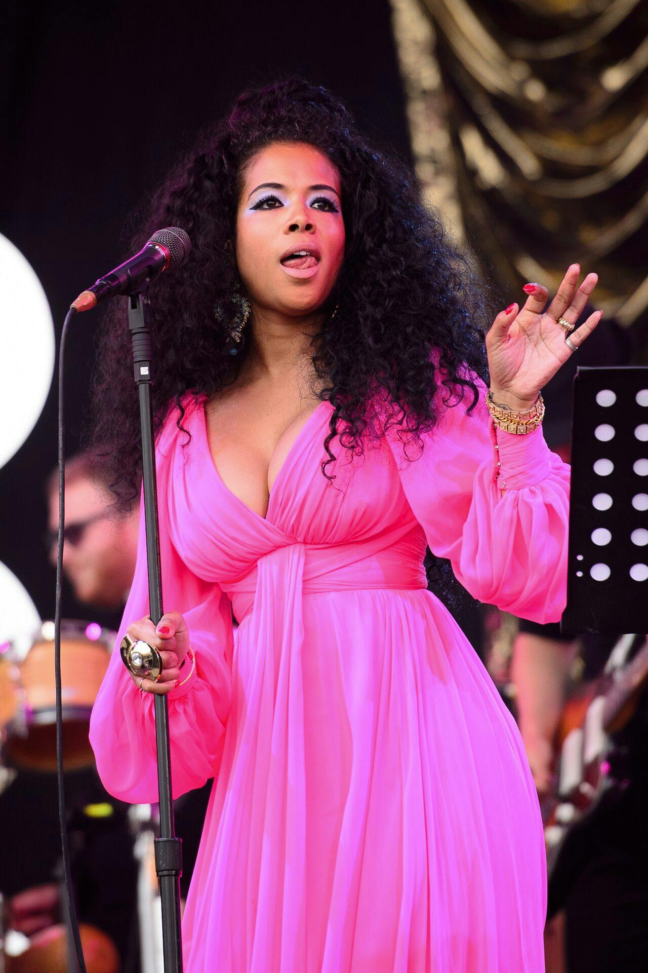 Sangerinden Kelis fik sit musikalske gennembrud med albummet "Tasty" fra 2003. På dette album finder man blandt andet et af hendes største hits, "Milkshake", som banede vejen for hendes gennembrud i hjemlandet USA.