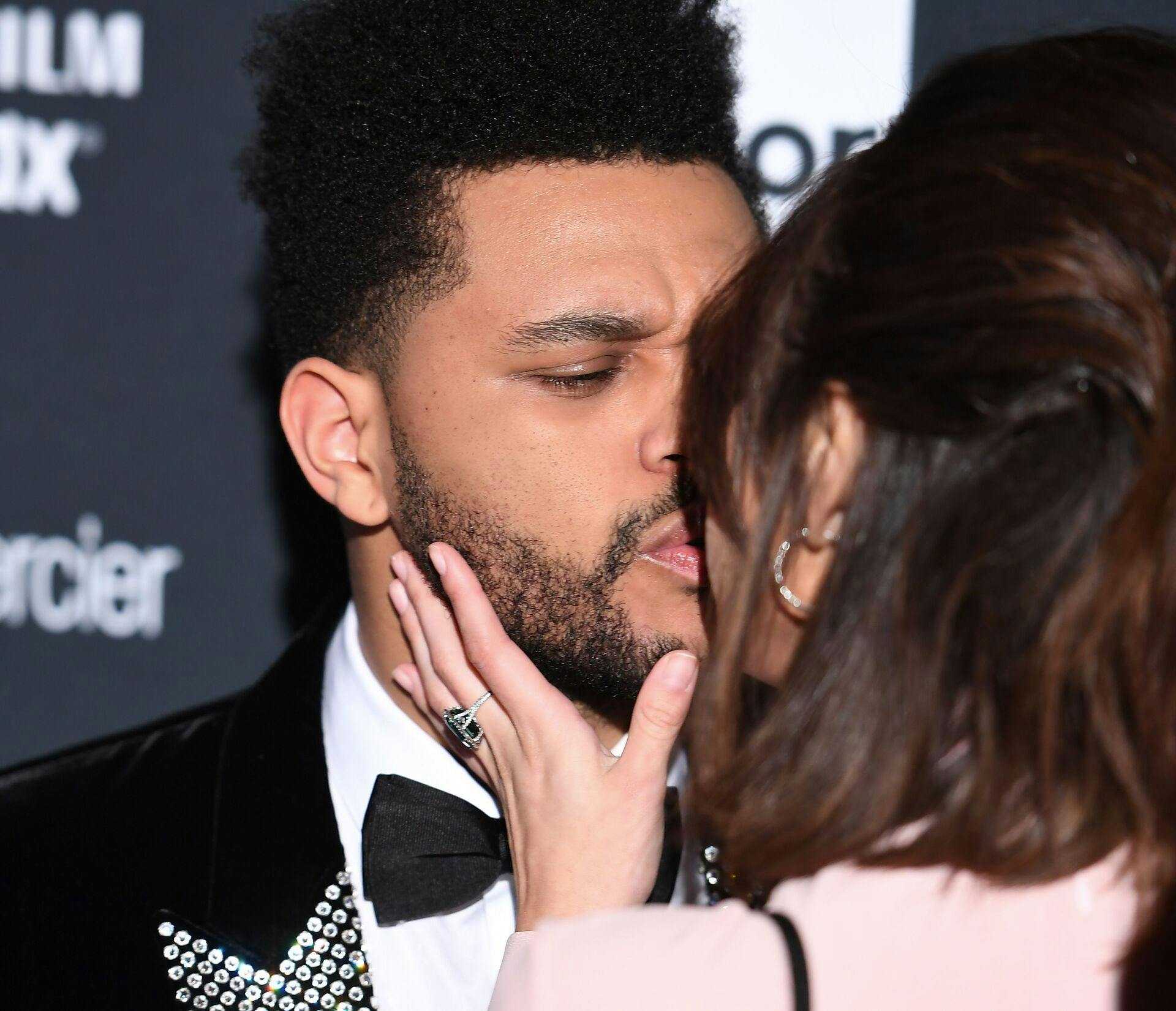 The Weeknd og Selena Gomez sørgede flere gange for at kysse løs på den røde løber. 