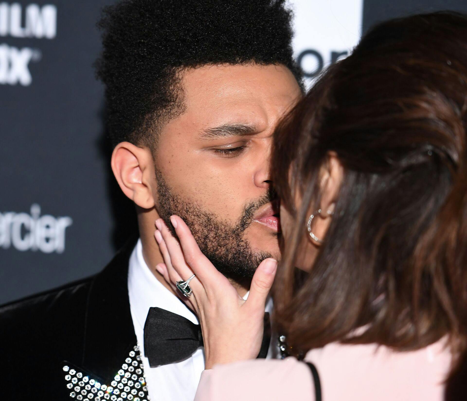 The Weeknd og Selena Gomez sørgede flere gange for at kysse løs på den røde løber.