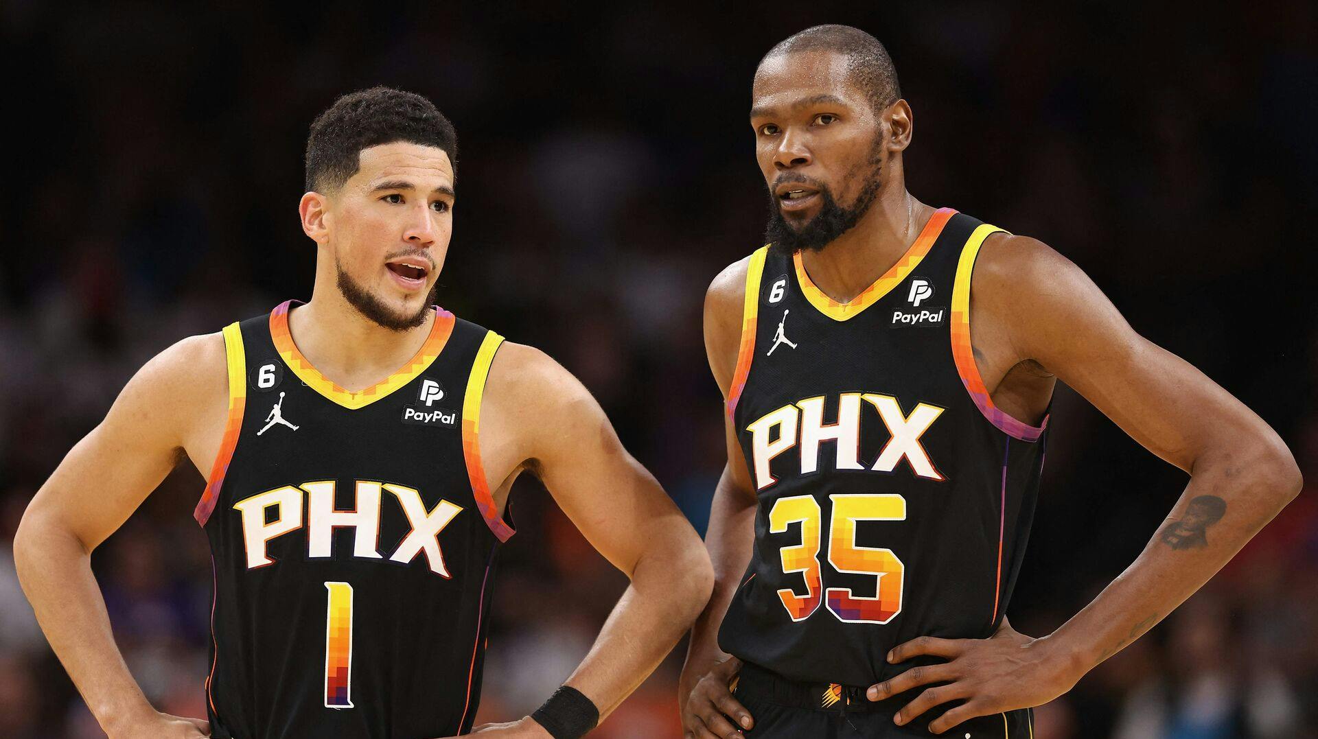 Devin Booker (tv) og Kevin Durant er ikke tilfredse med landsmandens udtalelser.