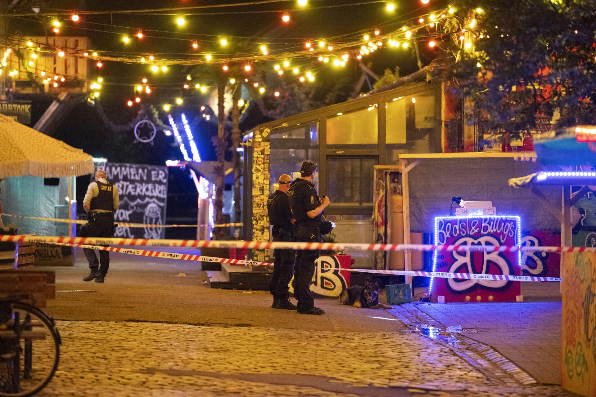 Lørdag affyrede to mænd adskillige skud på Pusher Street på Christiania. Fem personer blev ramt i forbindelse med angrebet, hvor et 30-årige HA-prøvemedlem afgik ved døden.