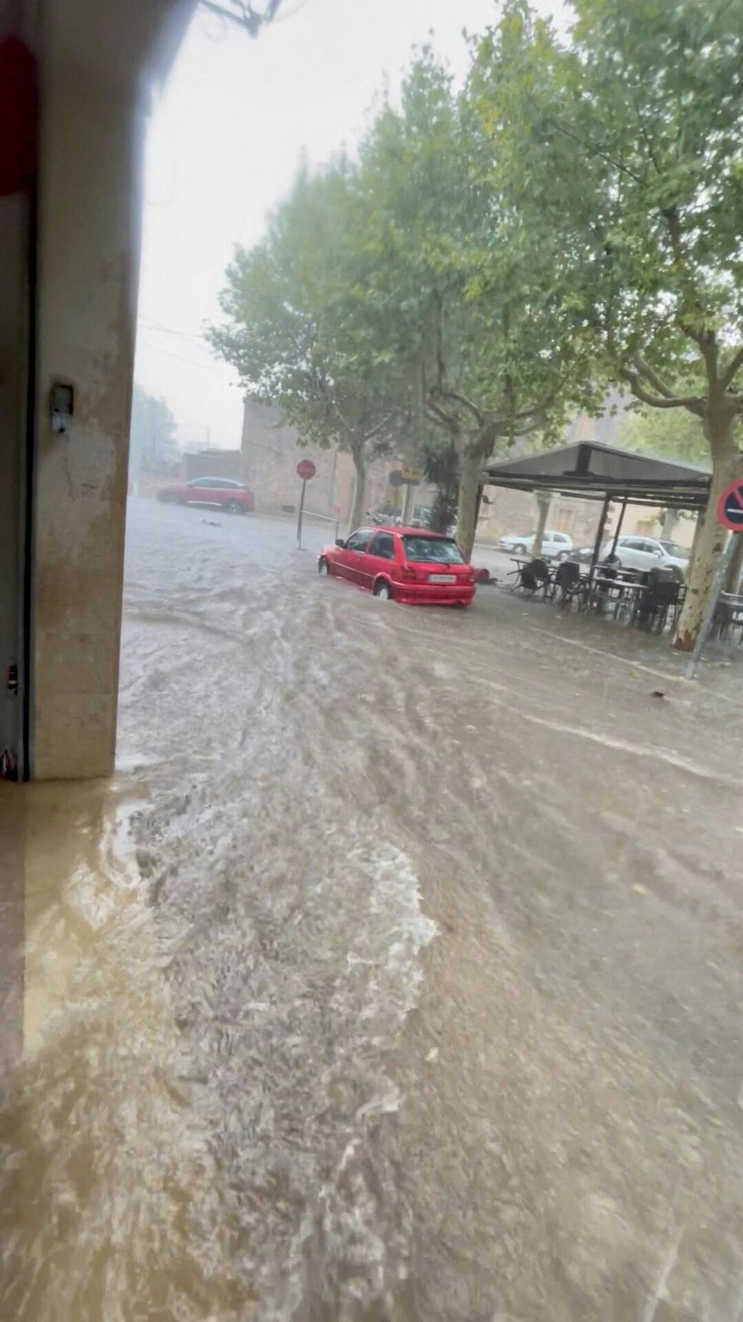 Voldsom regn oversvømmede også flere gader.