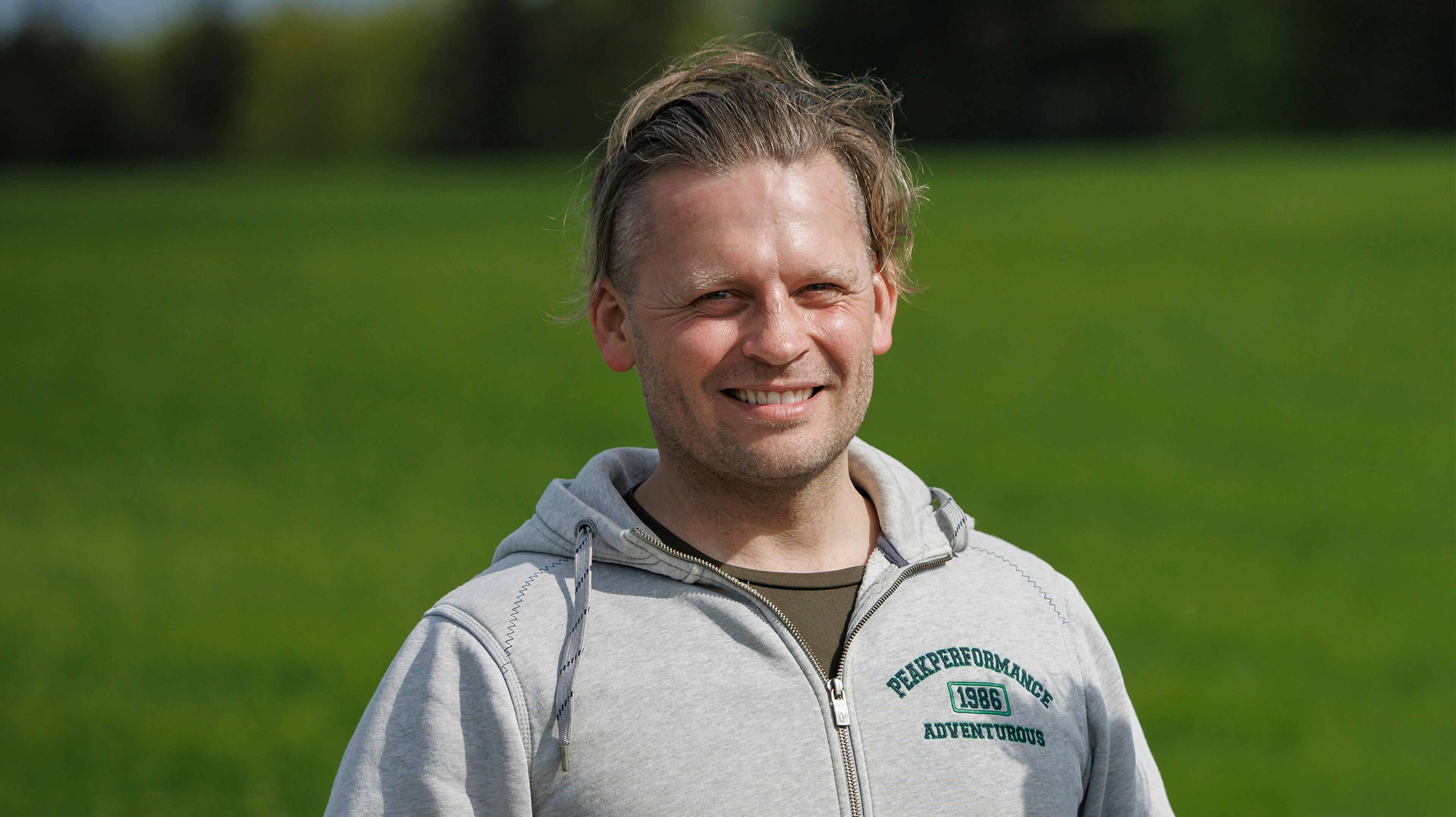 Niels Erik Wegger skruer charmen på i "Landmand søger kærlighed".