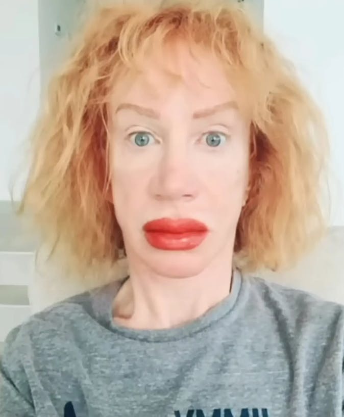 - Det er lidt hævet, siger Kathy Griffin i videoen, da hun viser sine nyfarvede læber frem.