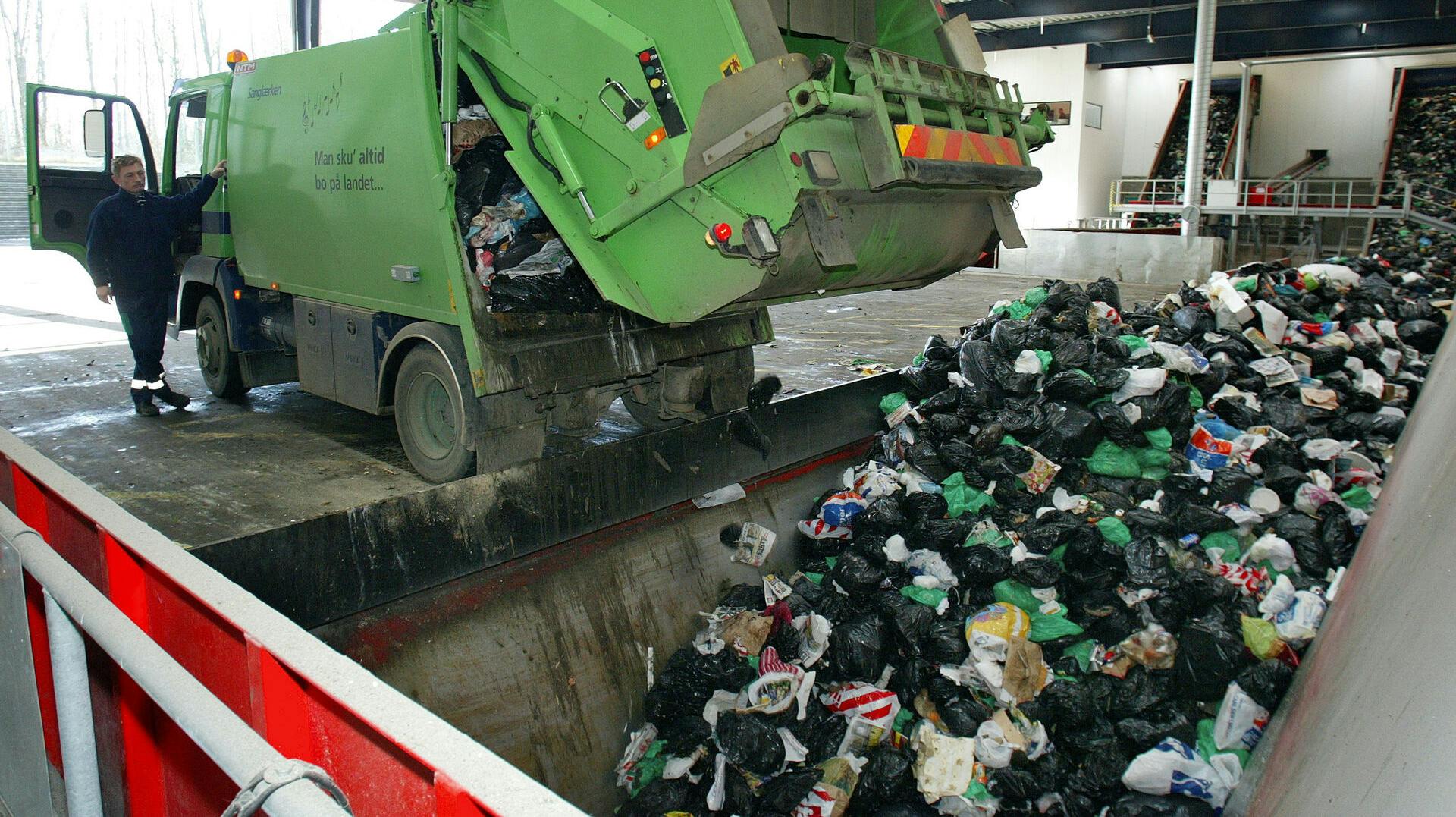 Den århusianske affaldssortering skal afskaffes. Her læsses affaldet af på i den optiske sorteringscentral i Lisbjerg ved Århus.