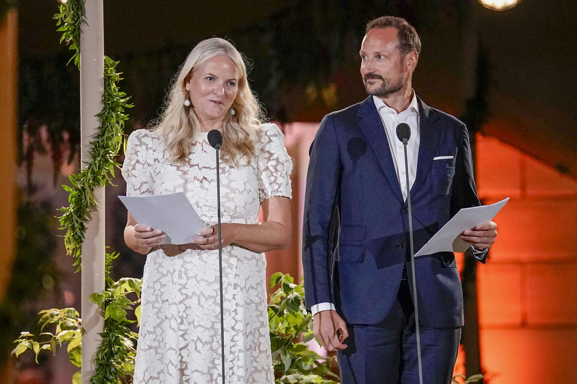 Kronprinsesse Mette-Marit og kronprins Haakon holdt tale til den store dobbelte 50-års fødselsdag på Slottet.