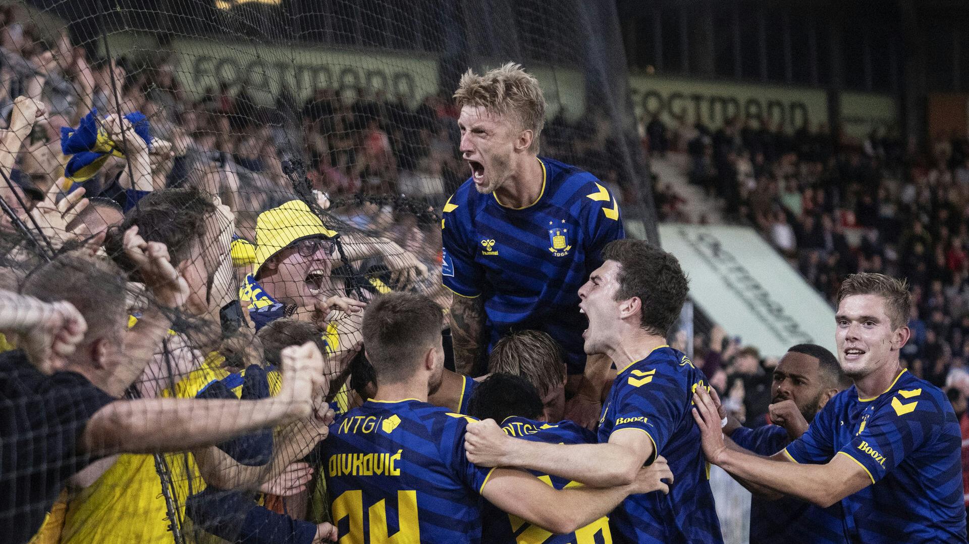 Det kan blive dyrere at se Superliga fra næste sæson. 
