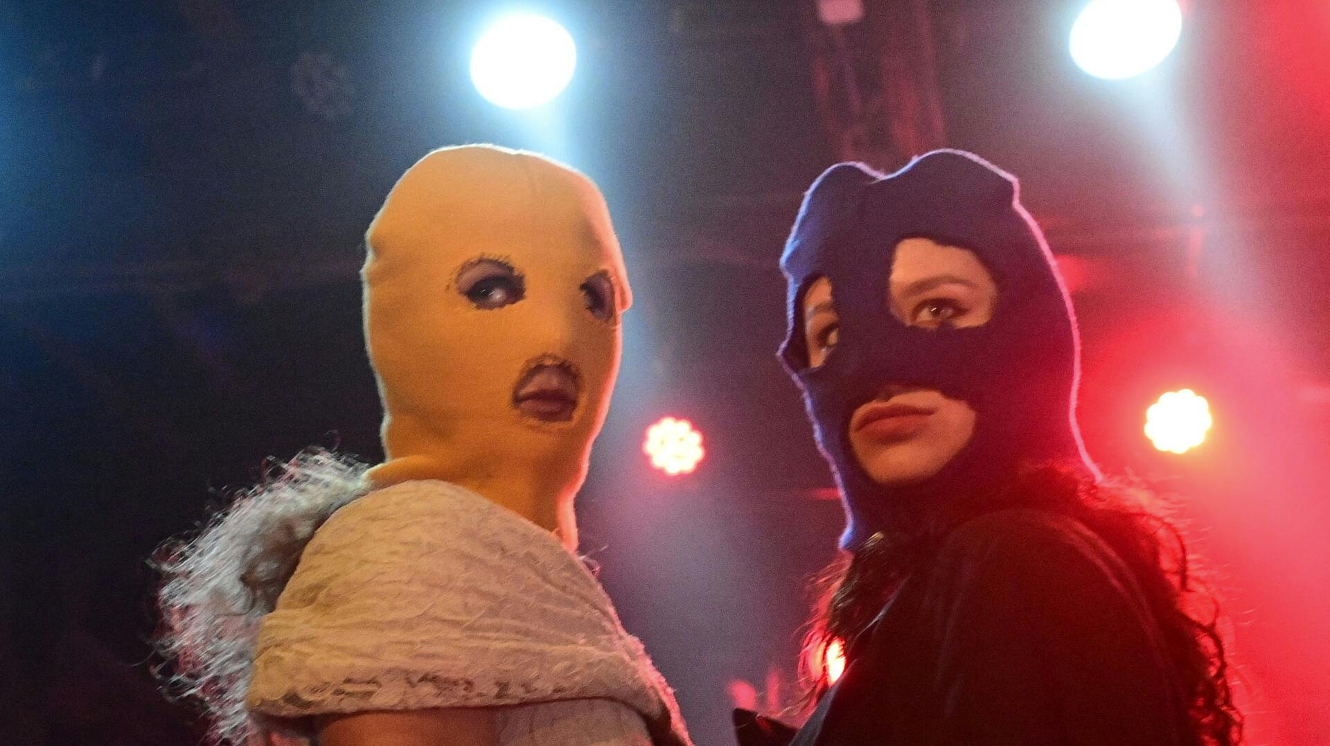 Pussy Riot er et russisk, feministisk punkband, der udøver aktivisme og laver samfundskritisk kunst.