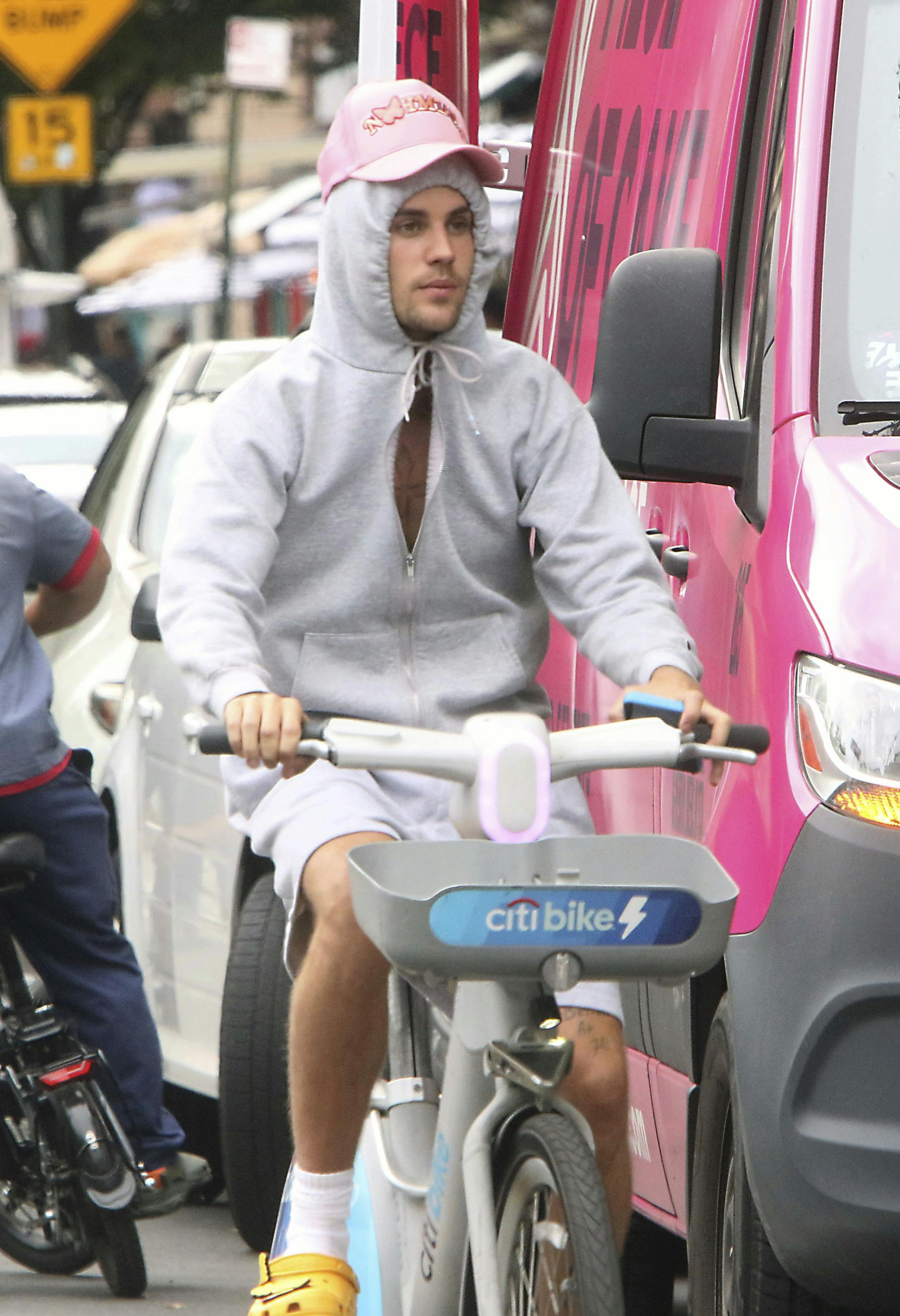 NEW YORK, NY- AUGUST 28: Justin Bieber seen on a Citi Bike rental riding in New York City on August 28, 2023 Credit: RW/MediaPunch /IPX